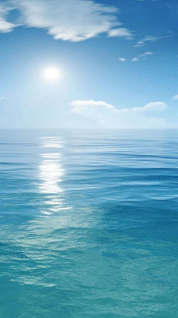 iPhone標準の青い海に昇る太陽 壁紙