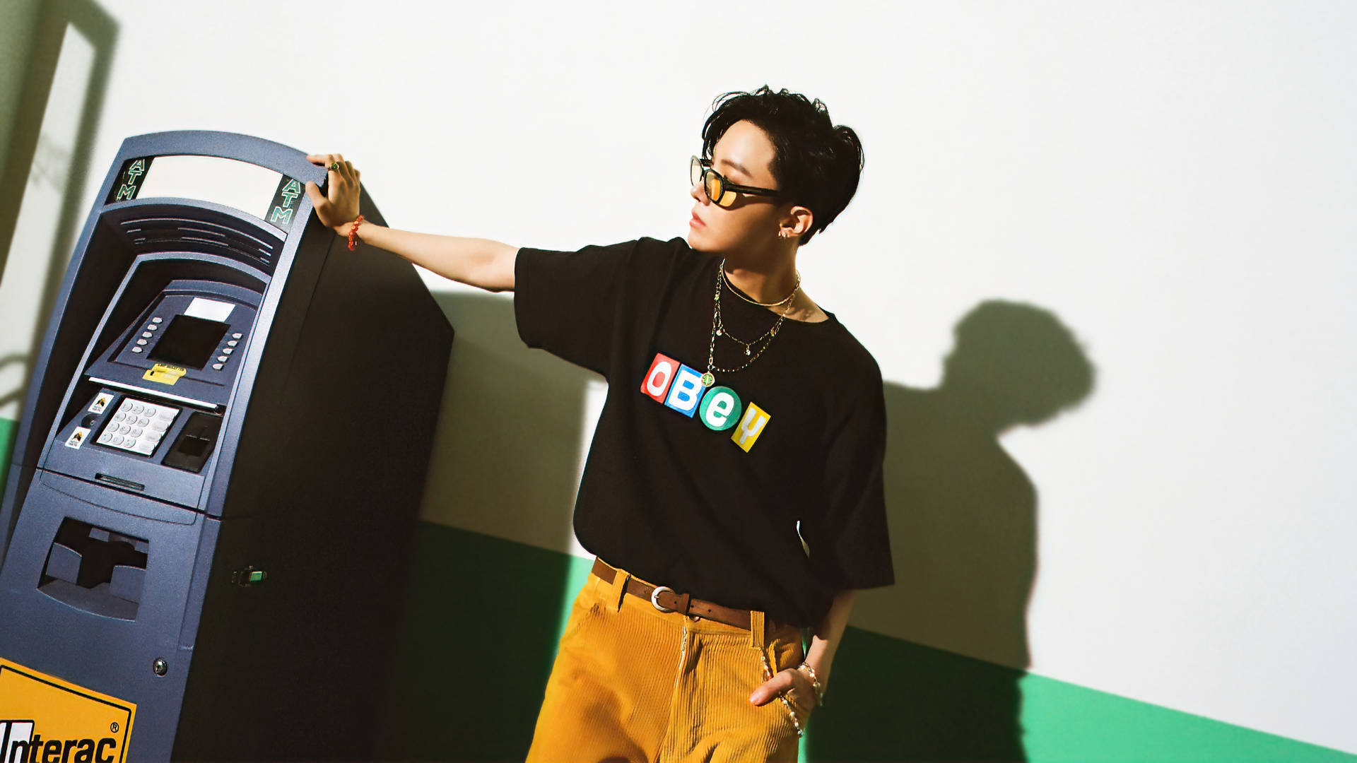 J-HopeがATMの前でポーズ 壁紙