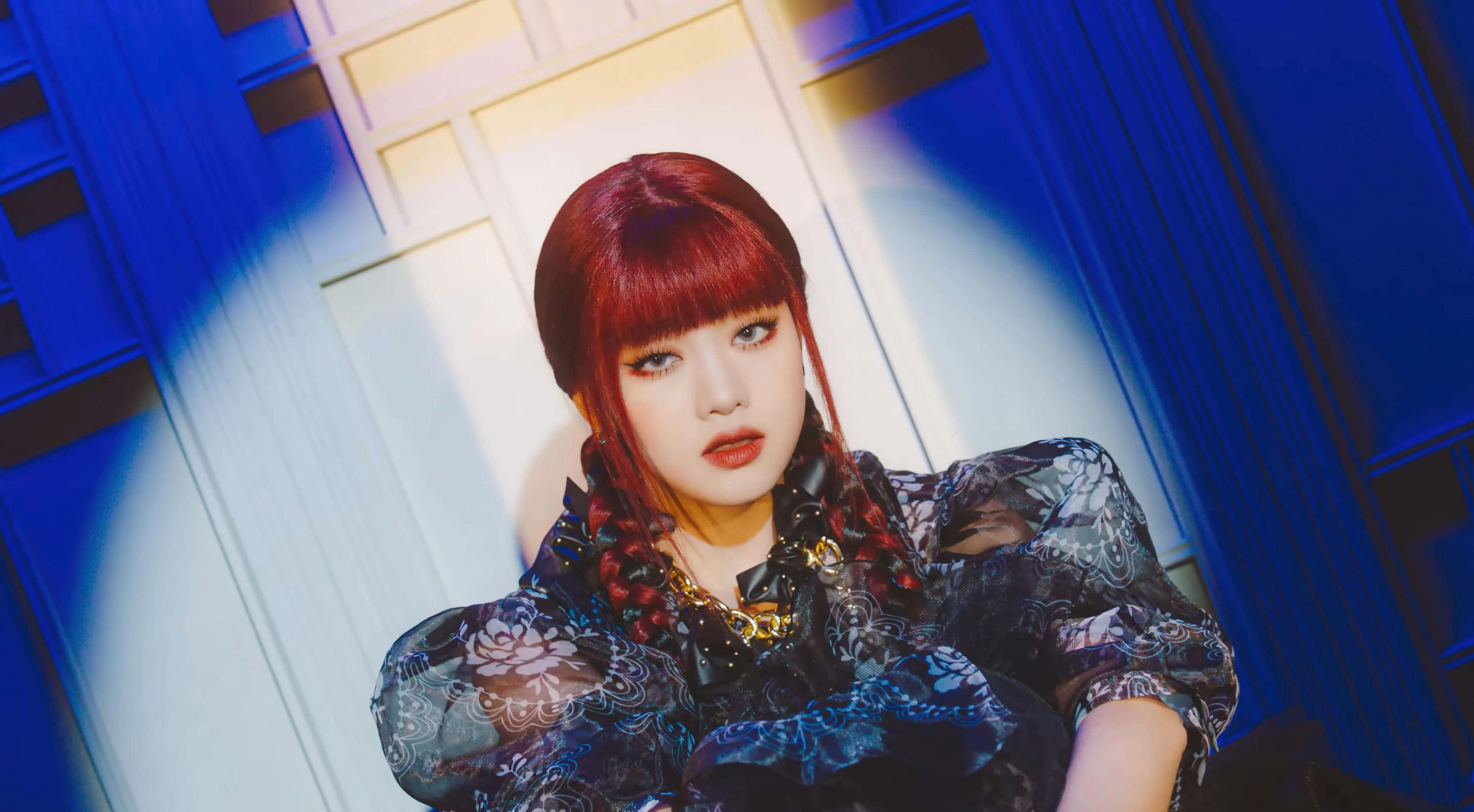 魅惑のポーズで魅了する華麗なK-POPアイドル 壁紙