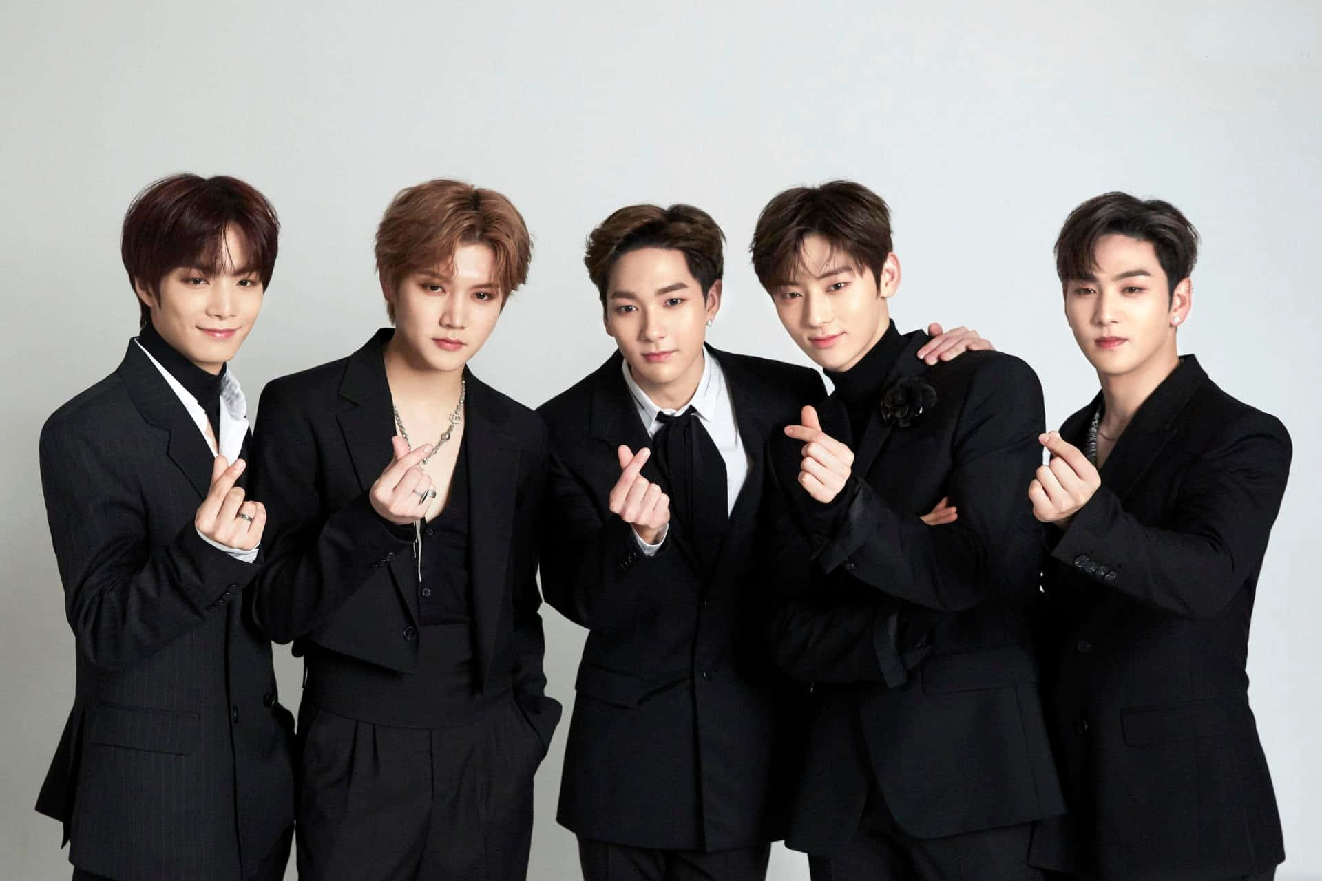 KpopボーイズグループNU'EST スーツ姿 壁紙