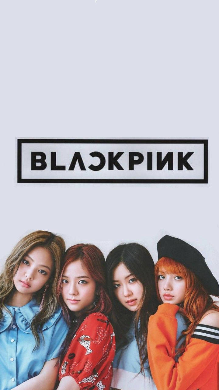 ブラックピンクのメンバー、LISA、JENNIE、ROSÉ、JISOOが素晴らしいロゴとともにポーズ！ 壁紙