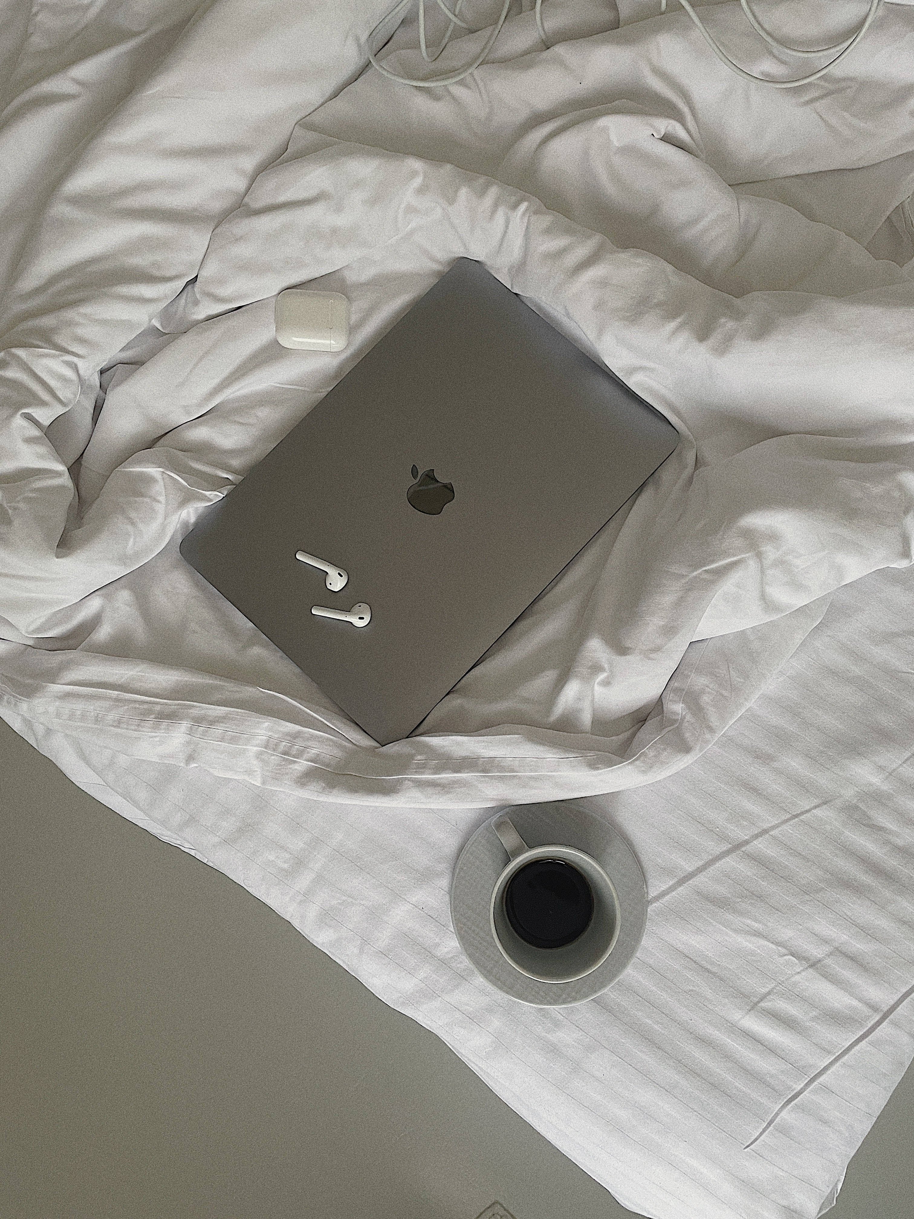 シルバーのMacとAirPodsのスタイリッシュな風景 壁紙