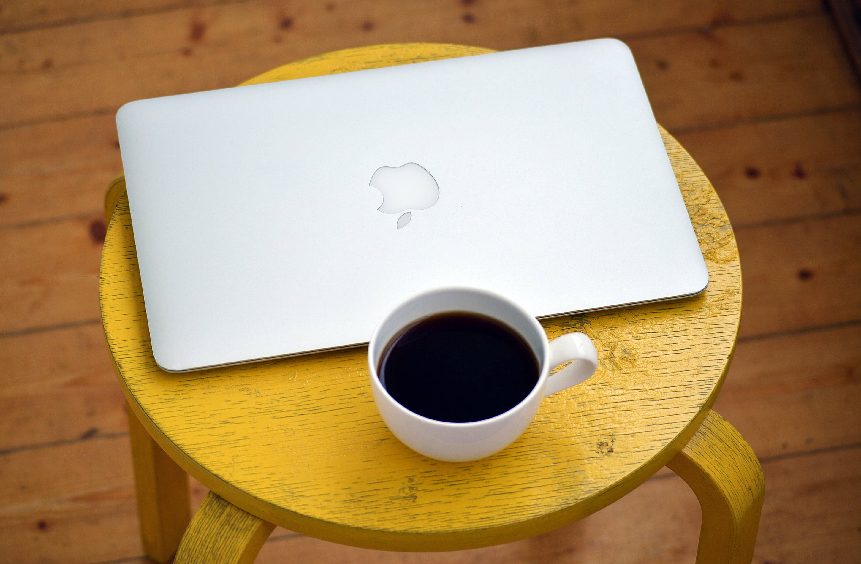コーヒーとMacbook Air 壁紙