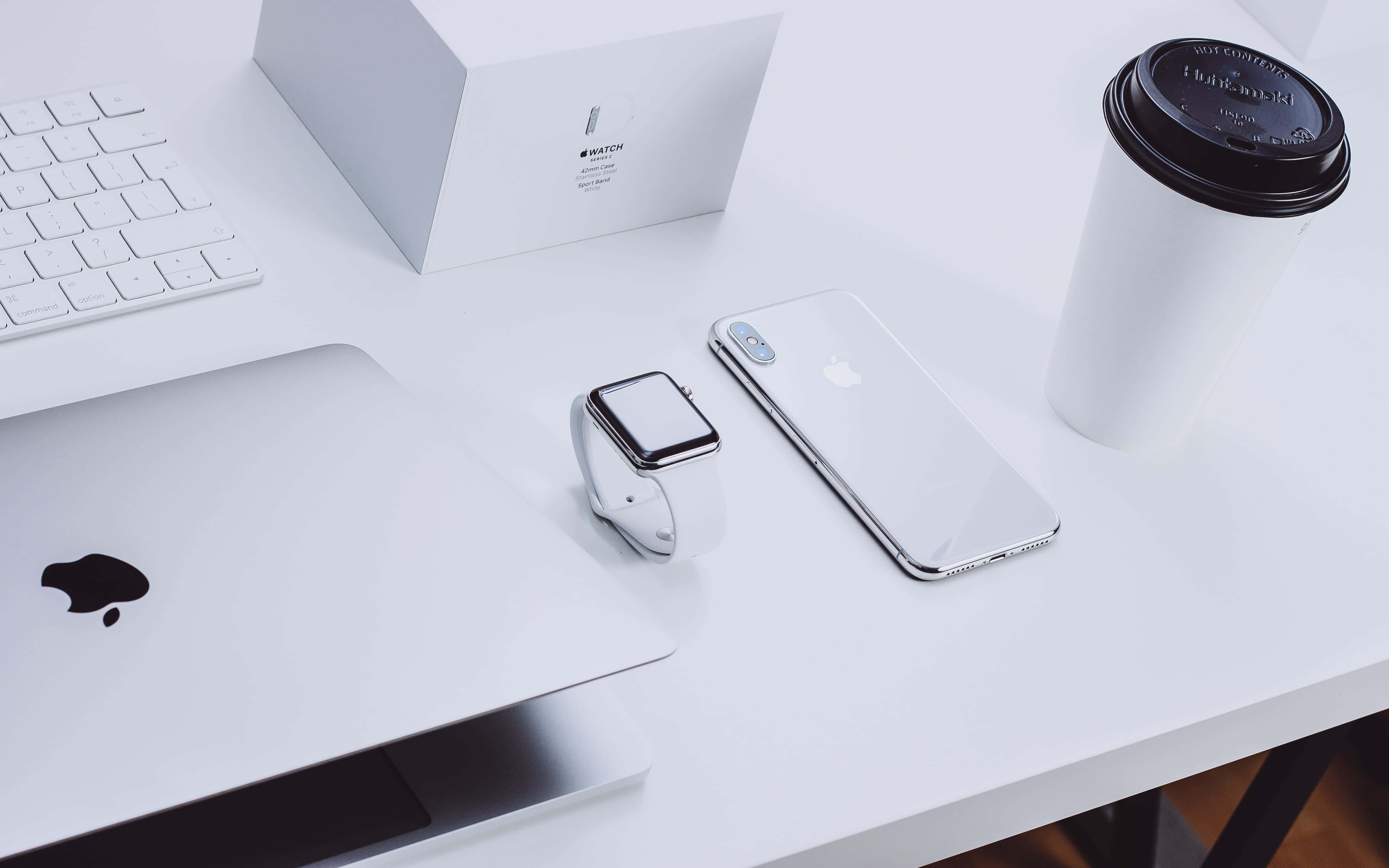 スタイリッシュなMacbookと美しいアーバンエステティック 壁紙