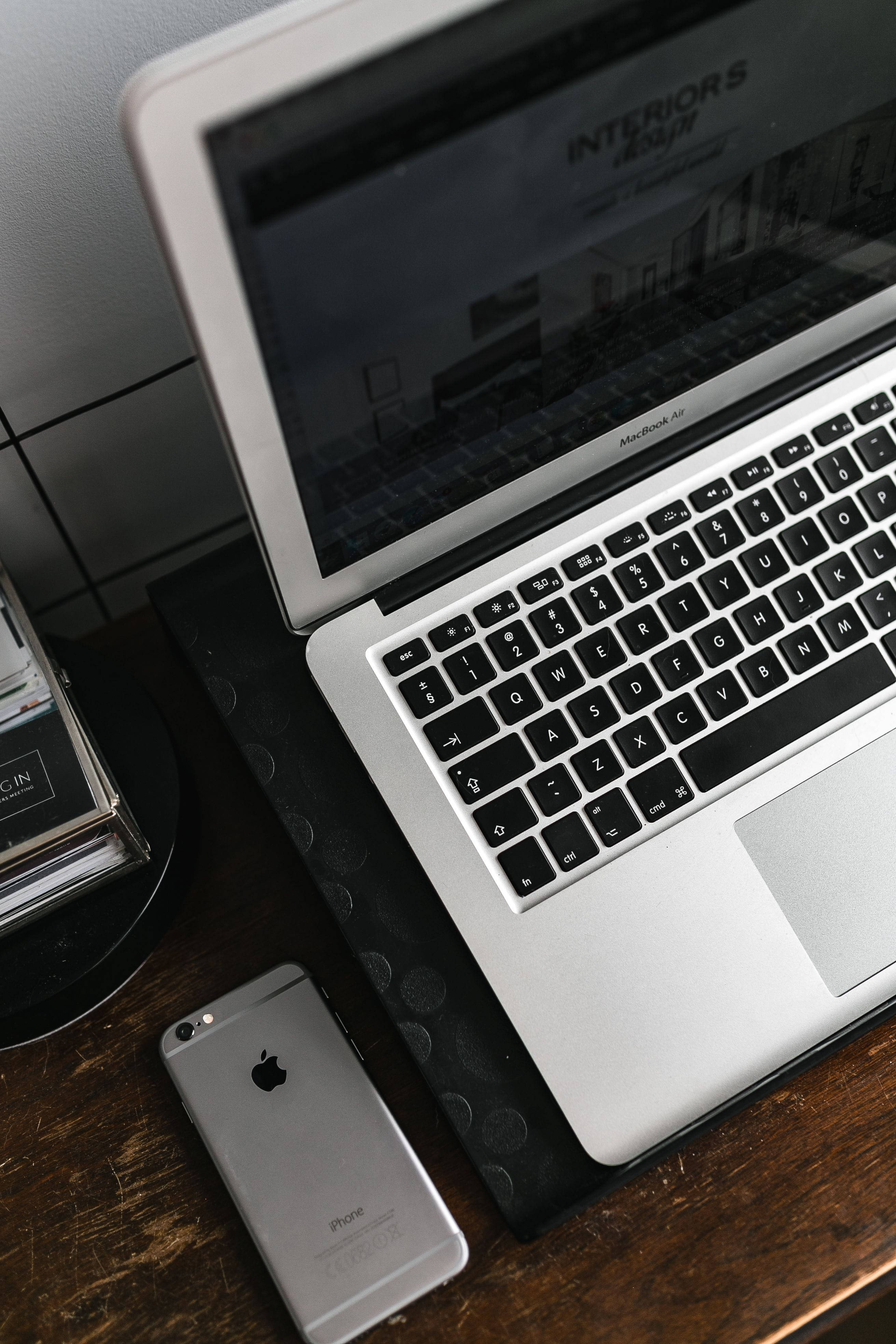 シルバーMacBookとiPhoneデスク 壁紙