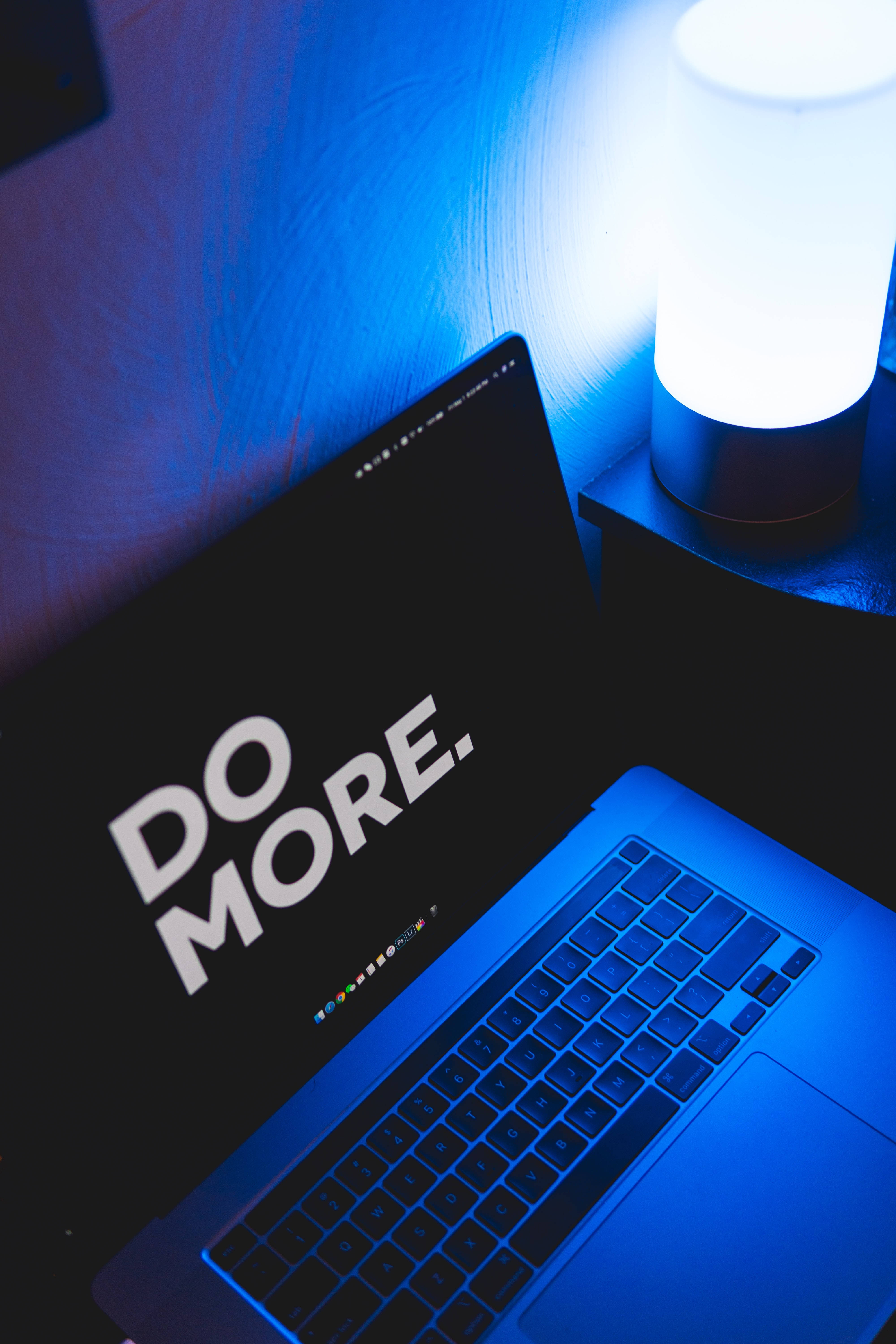 MacBookの画面に表示されたやる気を起こさせる言葉 壁紙
