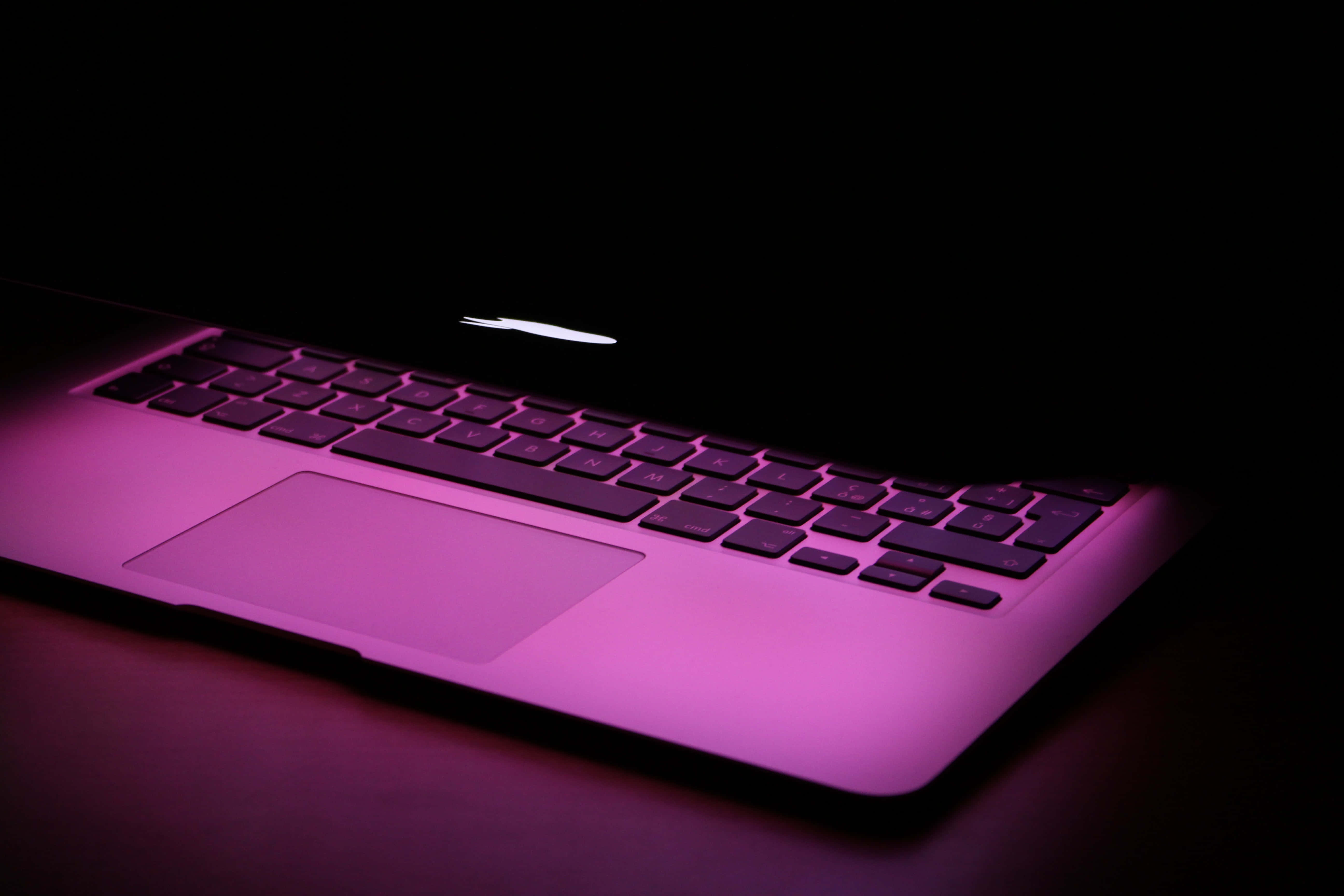 Macbookを中心にしたミニマルで洗練されたデザイン 壁紙