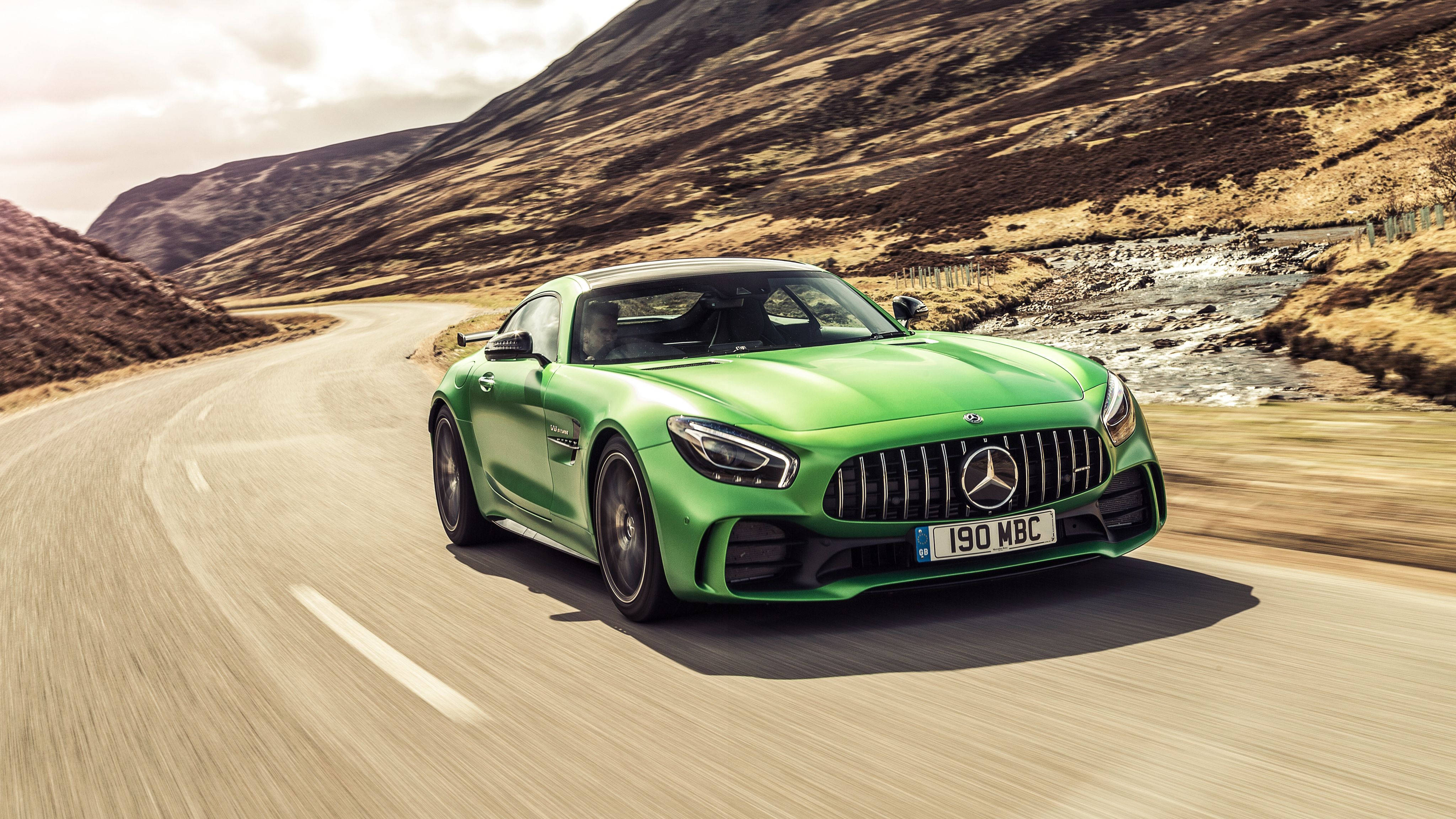 メタリックキャンディグリーンのMercedes Benz AMG 4K 壁紙