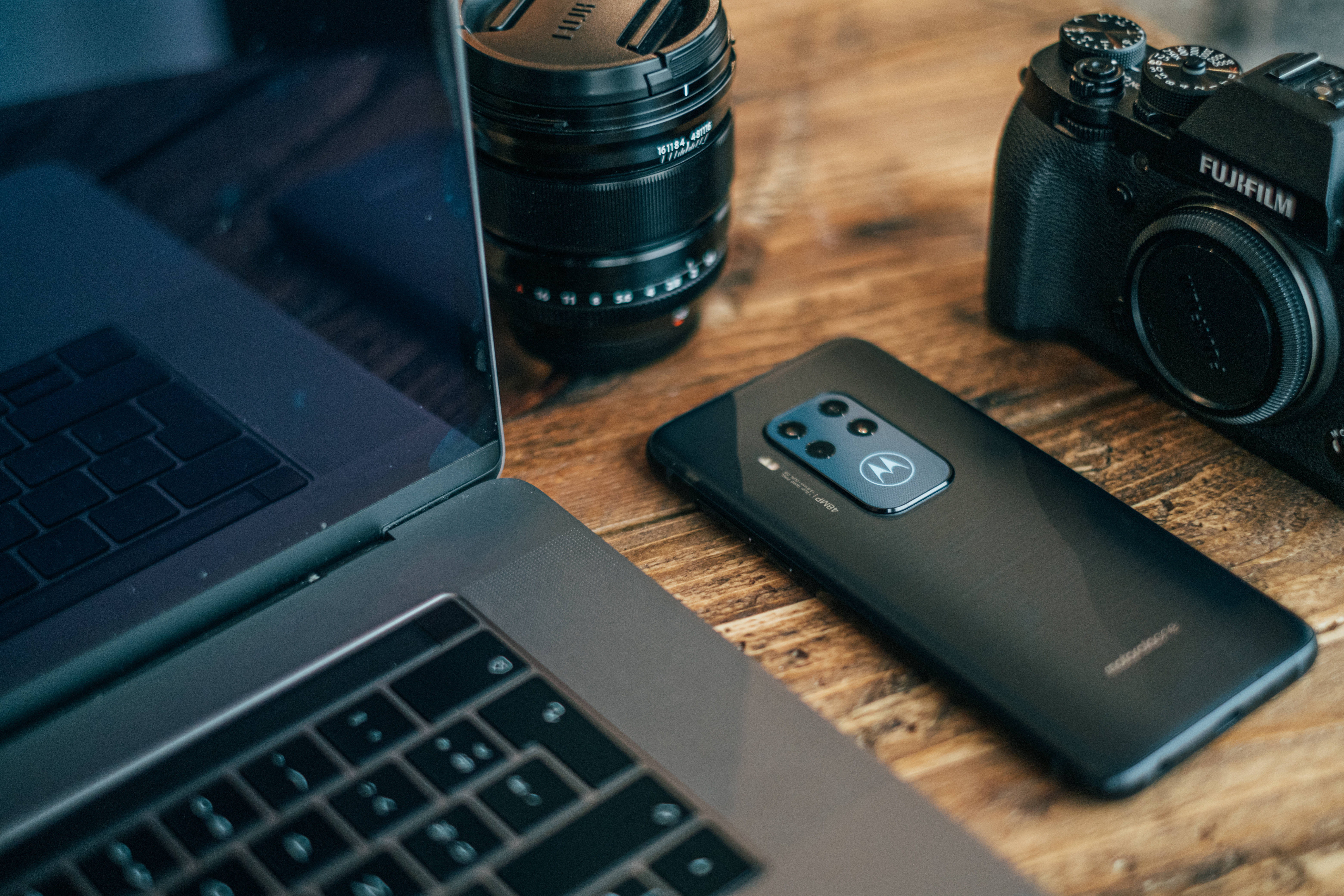 Motorola And MacBook 壁紙