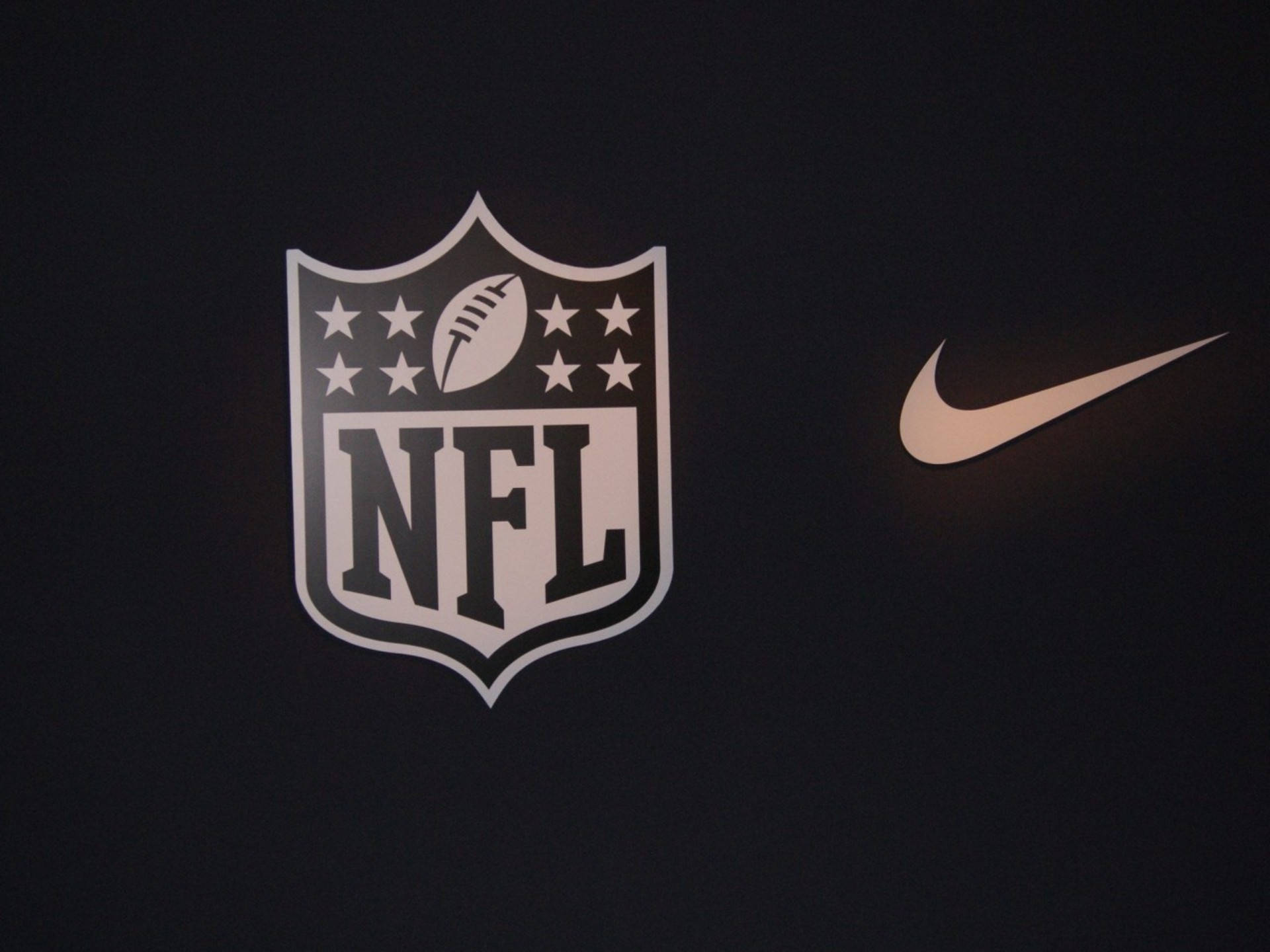 NFLフットボールとナイキのロゴ 壁紙