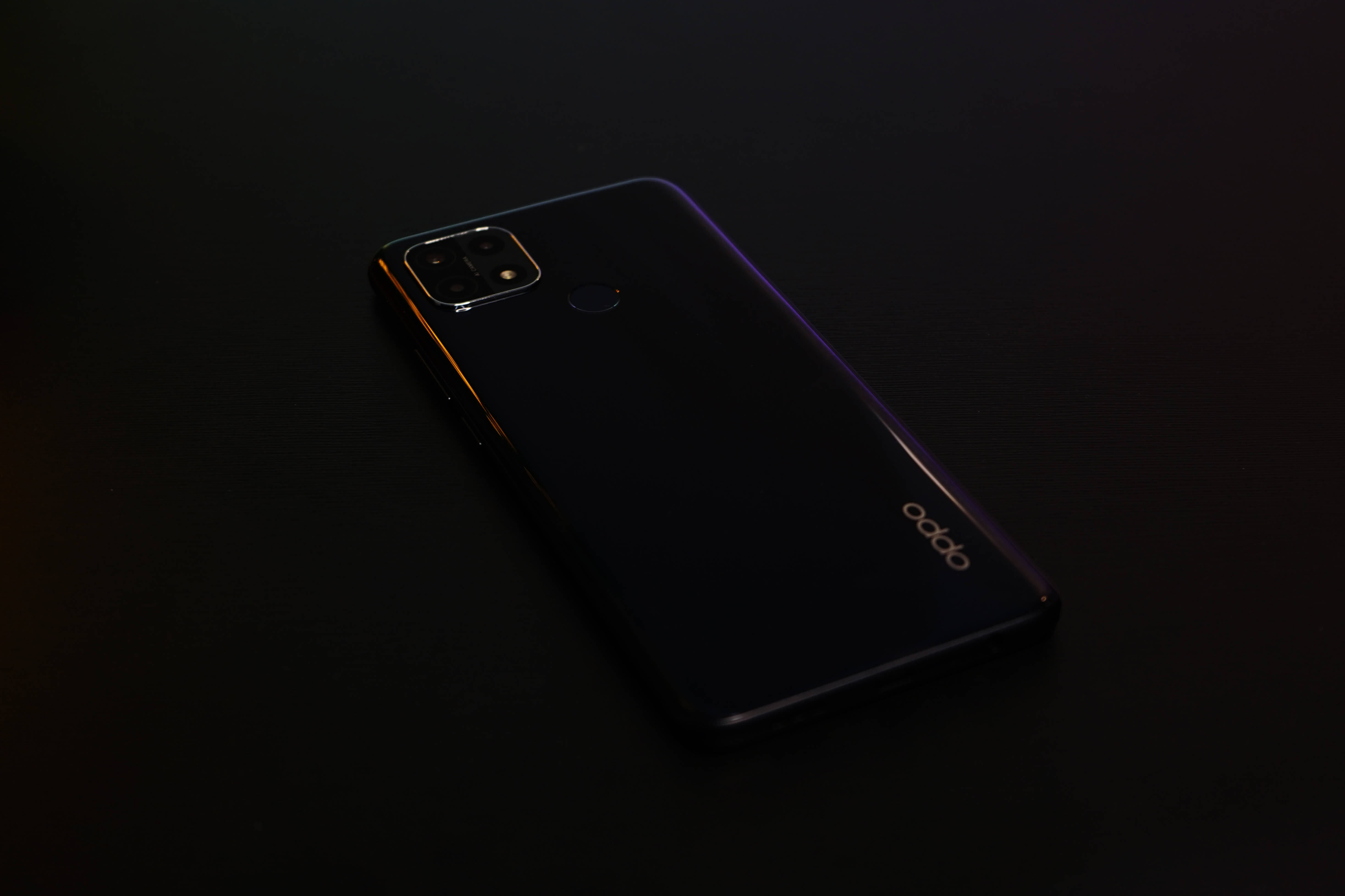 ブラックのOppoスマートフォン 壁紙