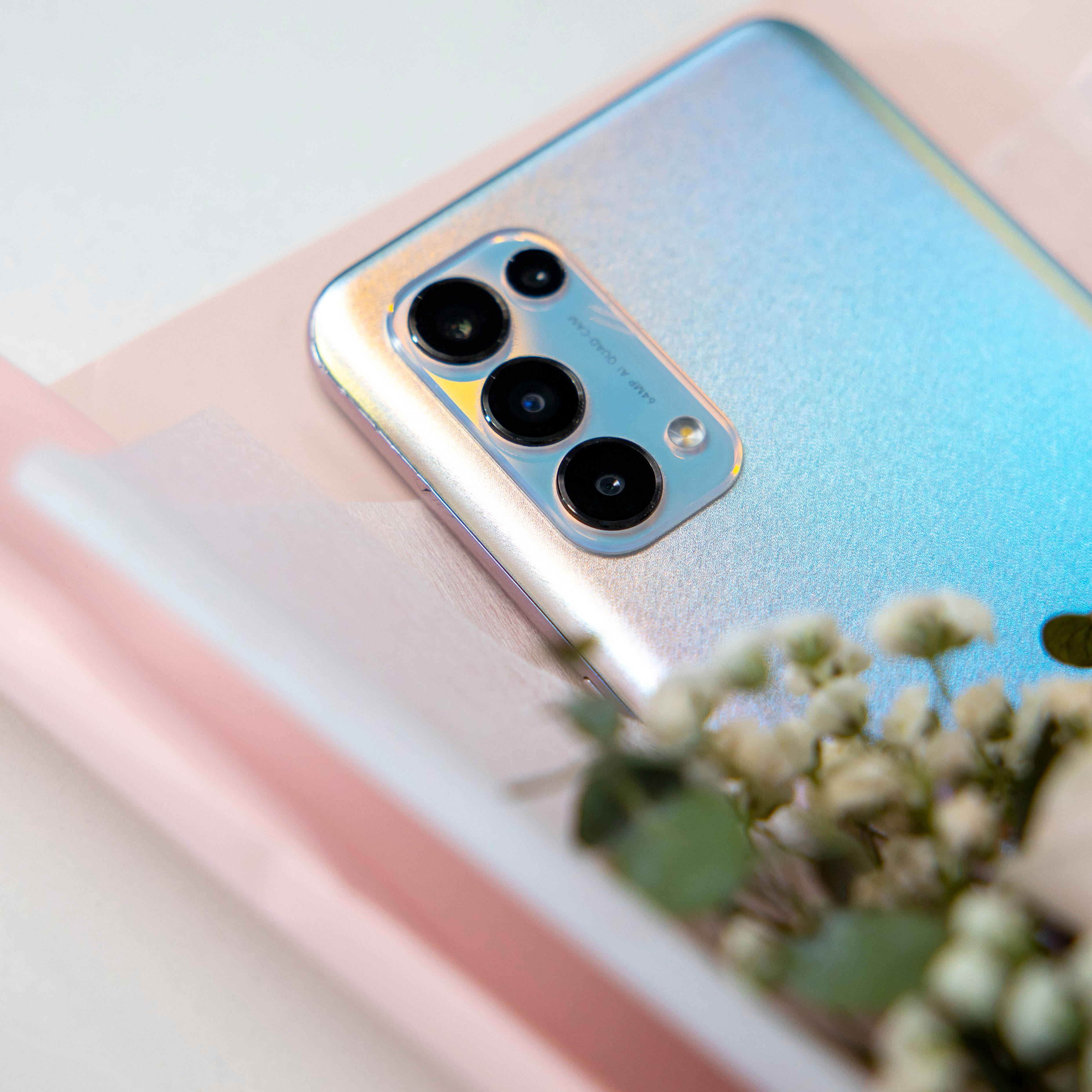 シルバーのOppo Reno5スマートフォン 壁紙