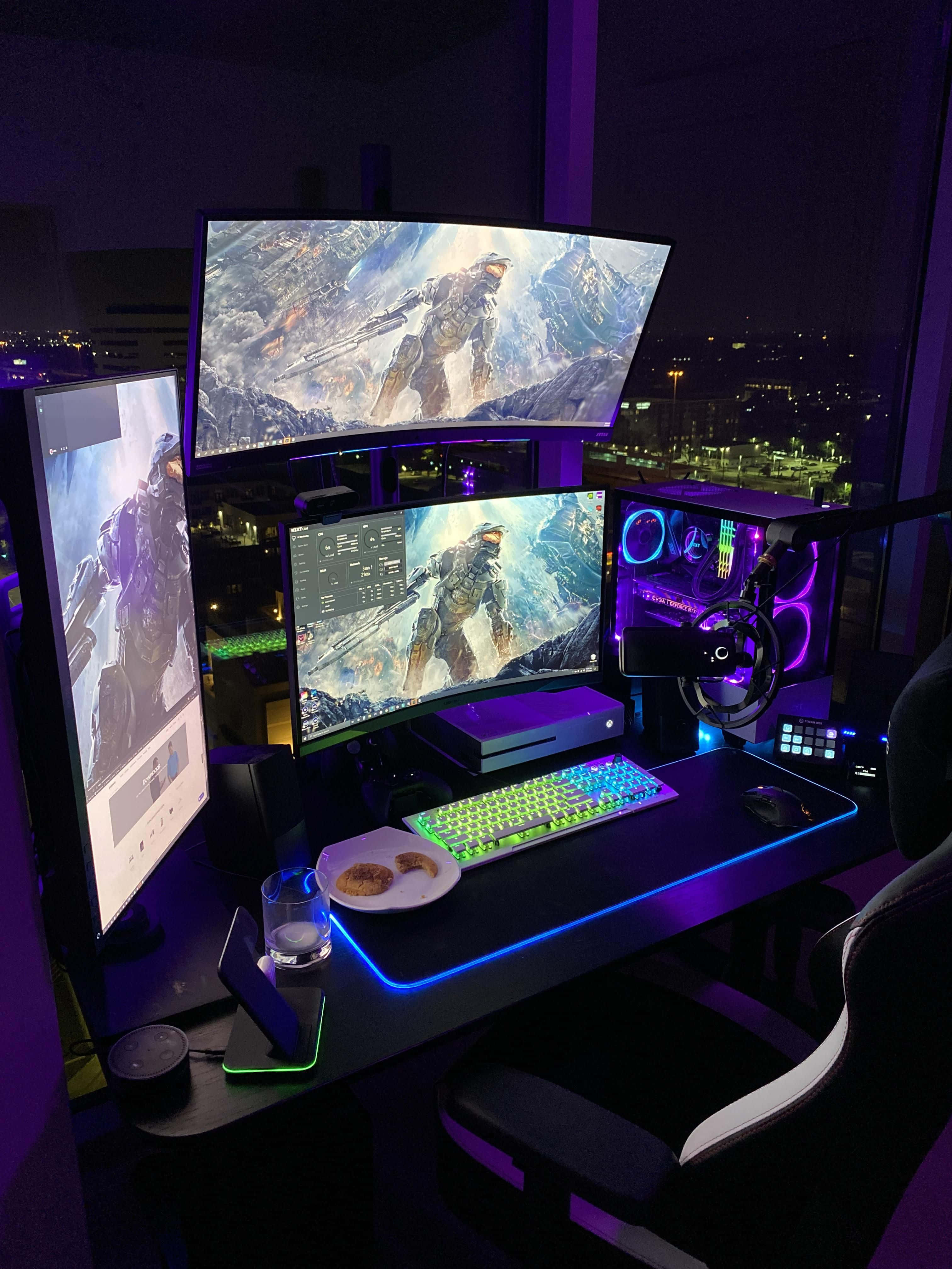 グラフィックカードとトリプルモニターを備えた強力なゲーミングPCセットアップ 壁紙