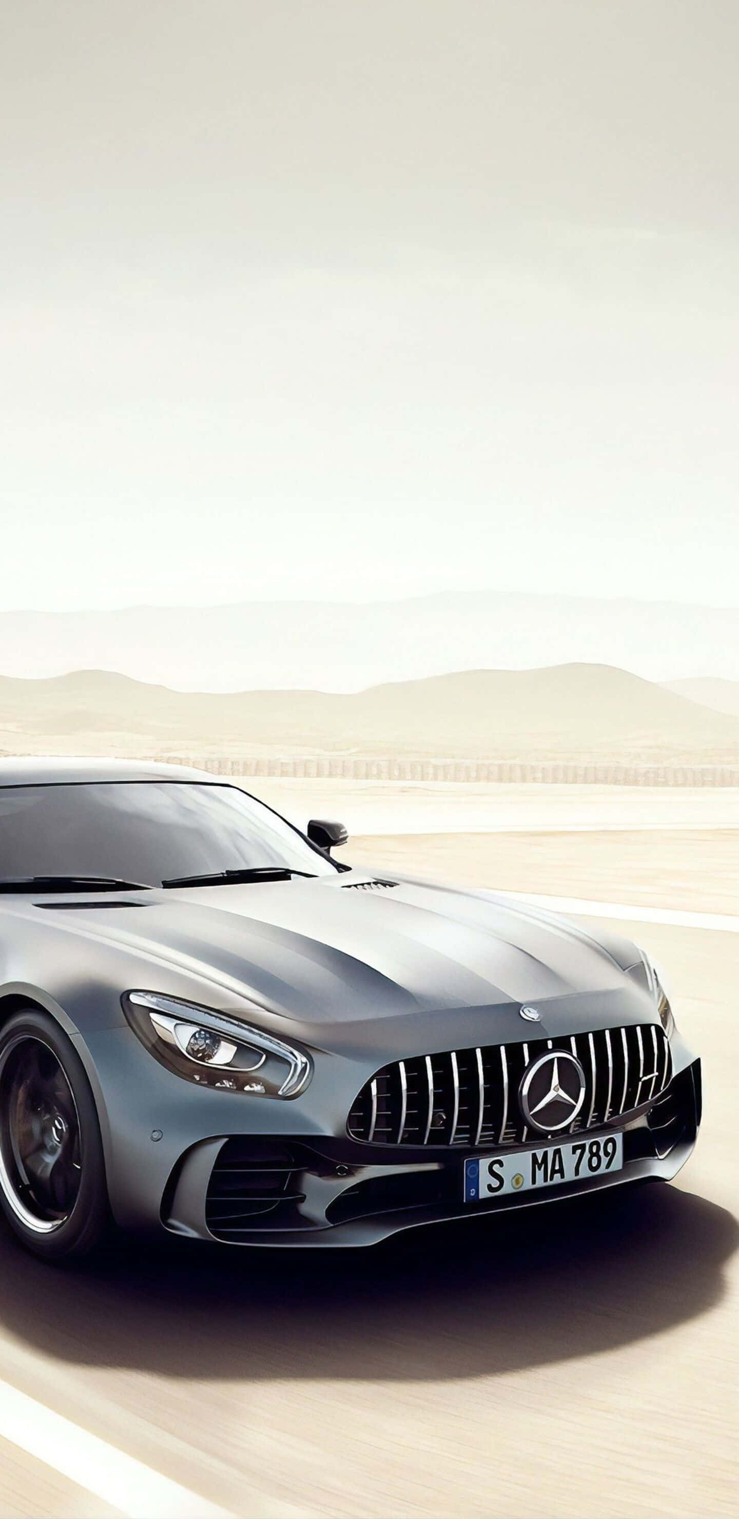 砂漠の道を走るシルバーメルセデス Pixel 3XL AMG GT-R 背景 壁紙
