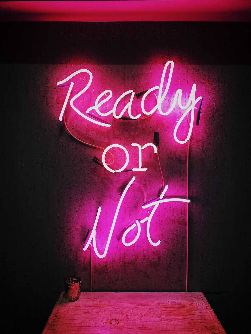 Ready Or Not ホットピンク アート風 壁紙