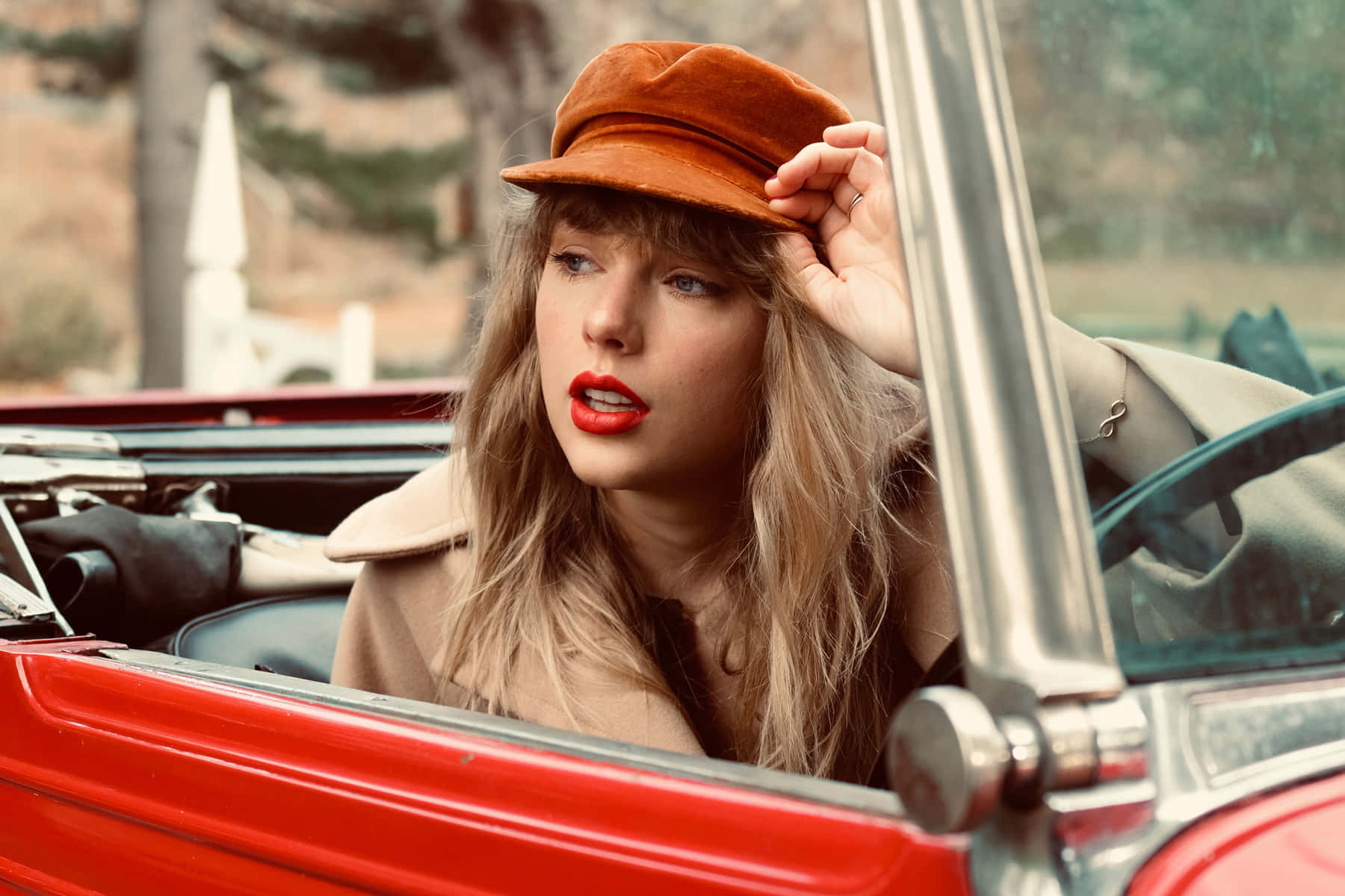コンバーチブルに乗るテイラー（Red Taylors Versionより） 壁紙