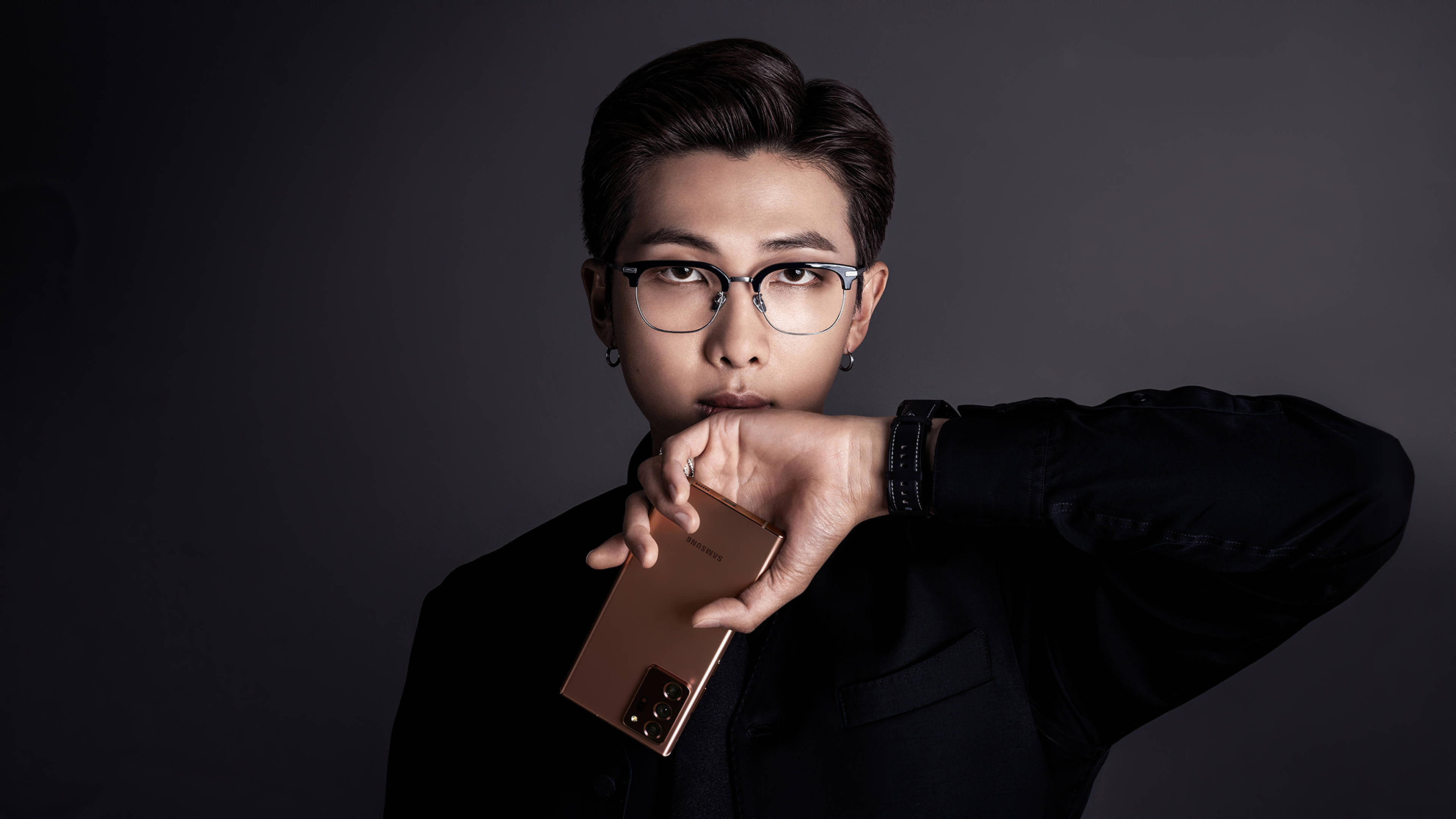RMがスマホを手にしたスタイリッシュな姿 壁紙
