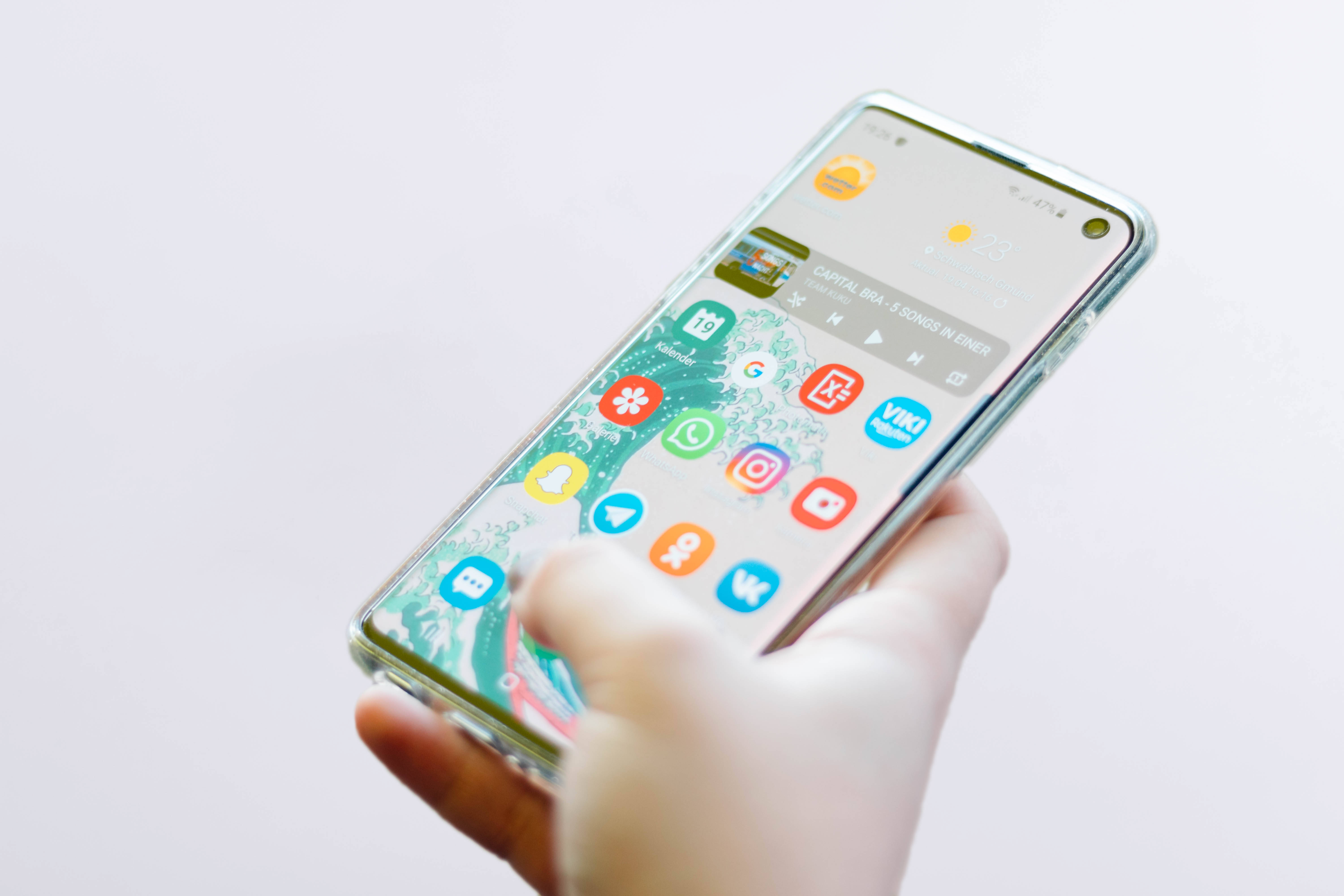 明るい場所で輝くSamsung Galaxy S10 壁紙