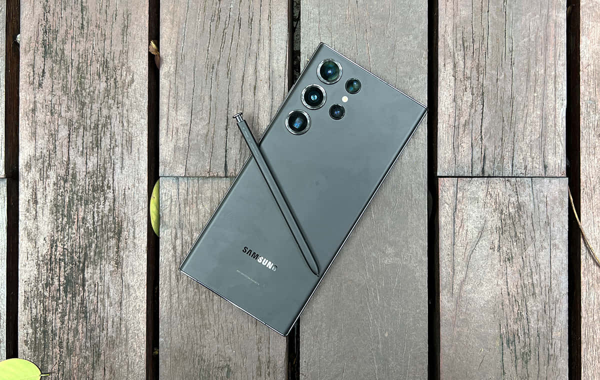 Samsung S23 Ultra 木製デッキにて 壁紙
