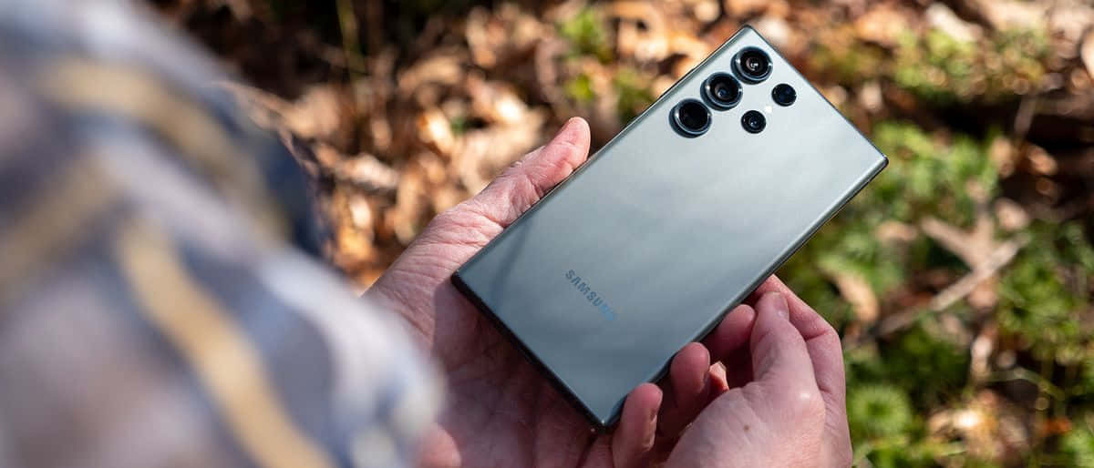 手に持ったSamsung S23 Ultra 屋外 壁紙