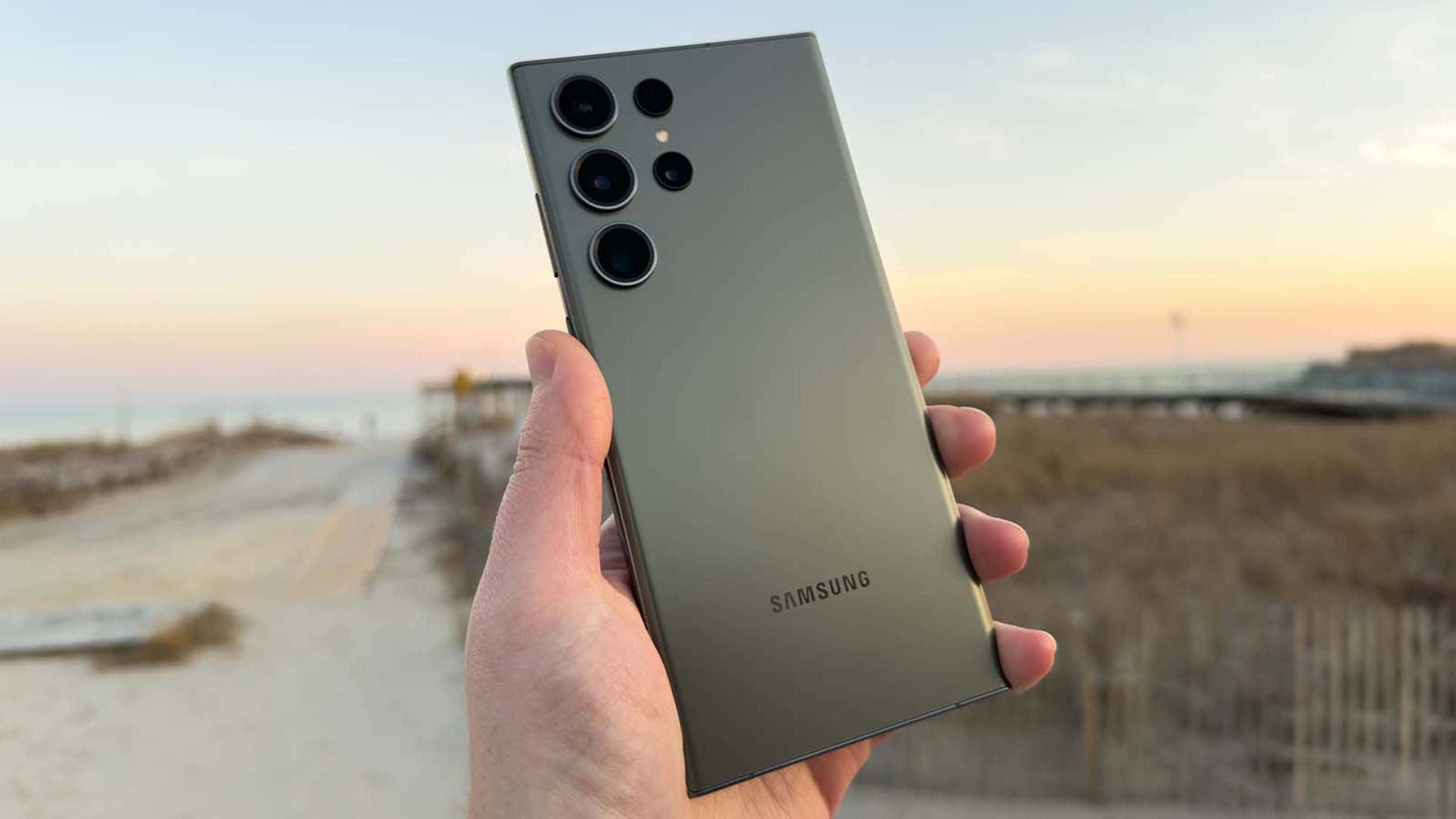 Samsung S23 Ultra 手持ち ビーチ背景 壁紙