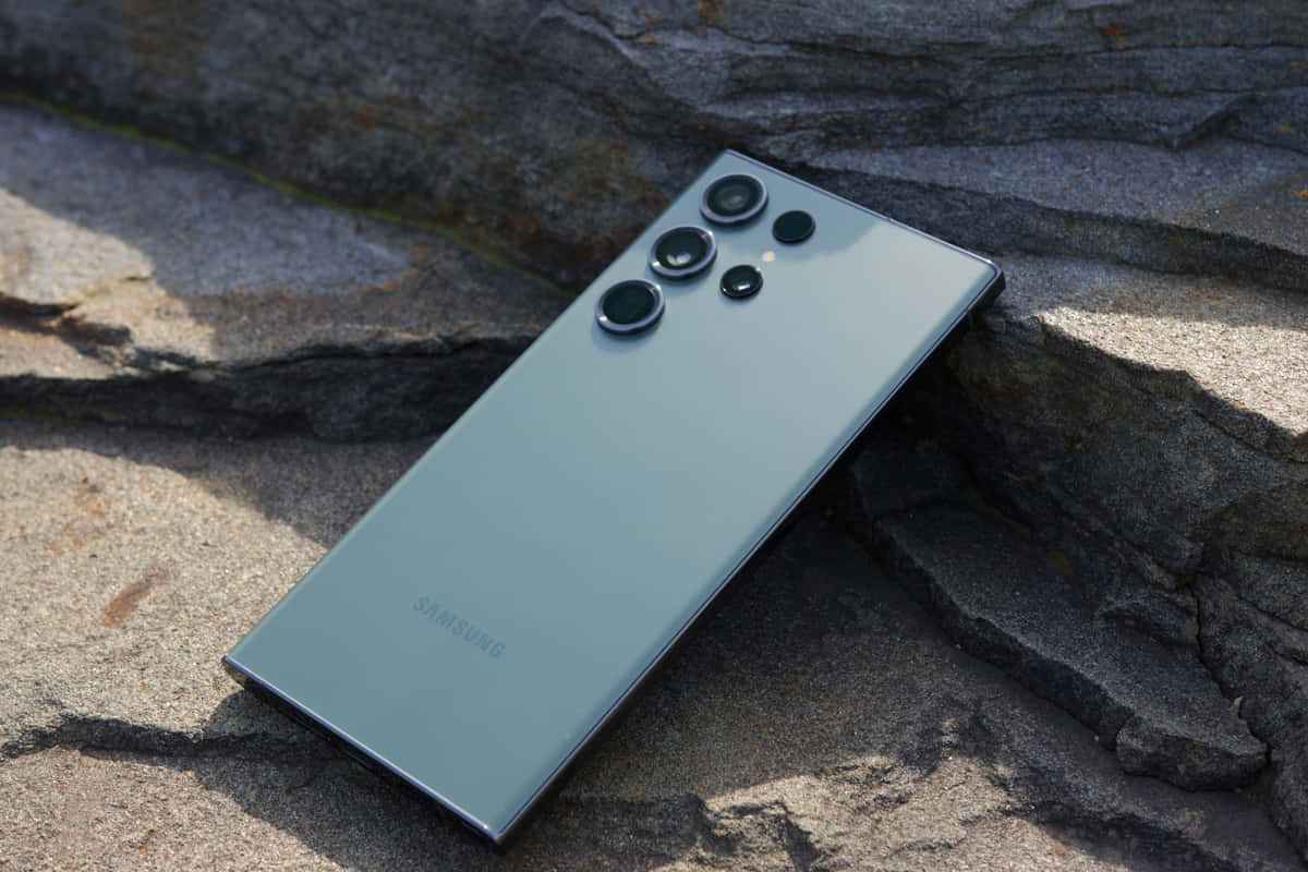 岩の上に置かれたSamsung S23 Ultra 壁紙