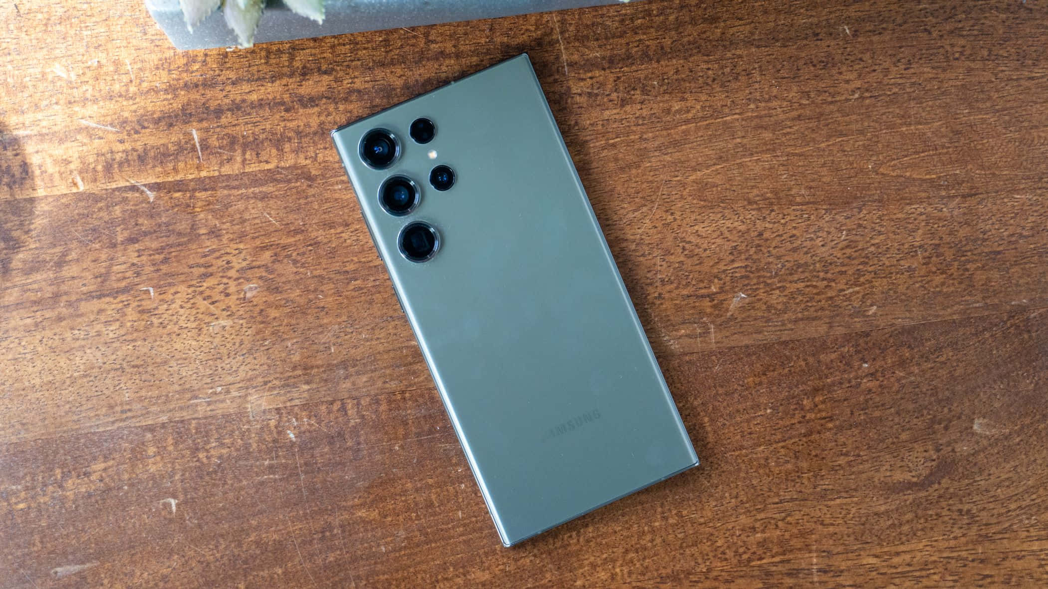 Samsung S23 Ultra グリーンバック カメラアレイ 木目面 壁紙
