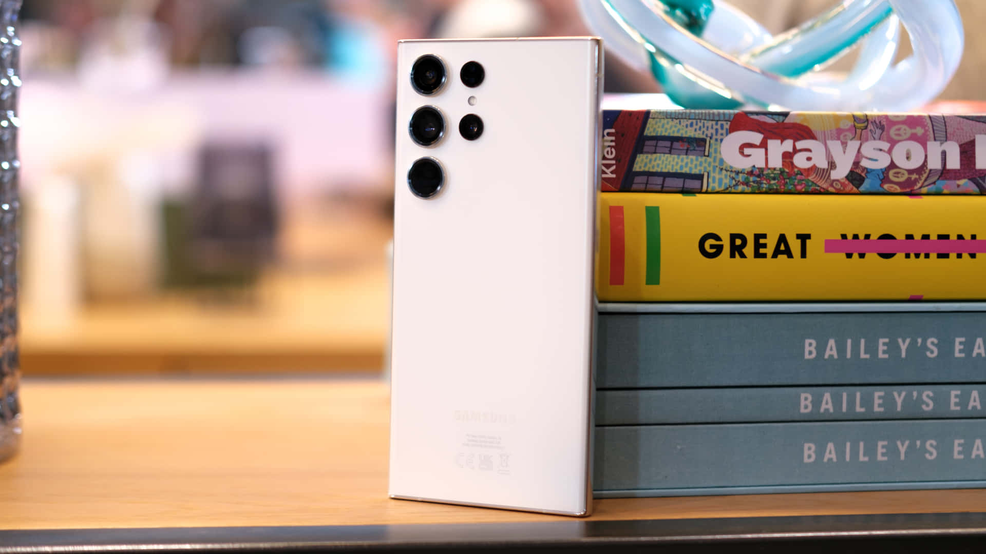 Samsung S23 Ultra クリーム色の本の積み重ね背景 壁紙