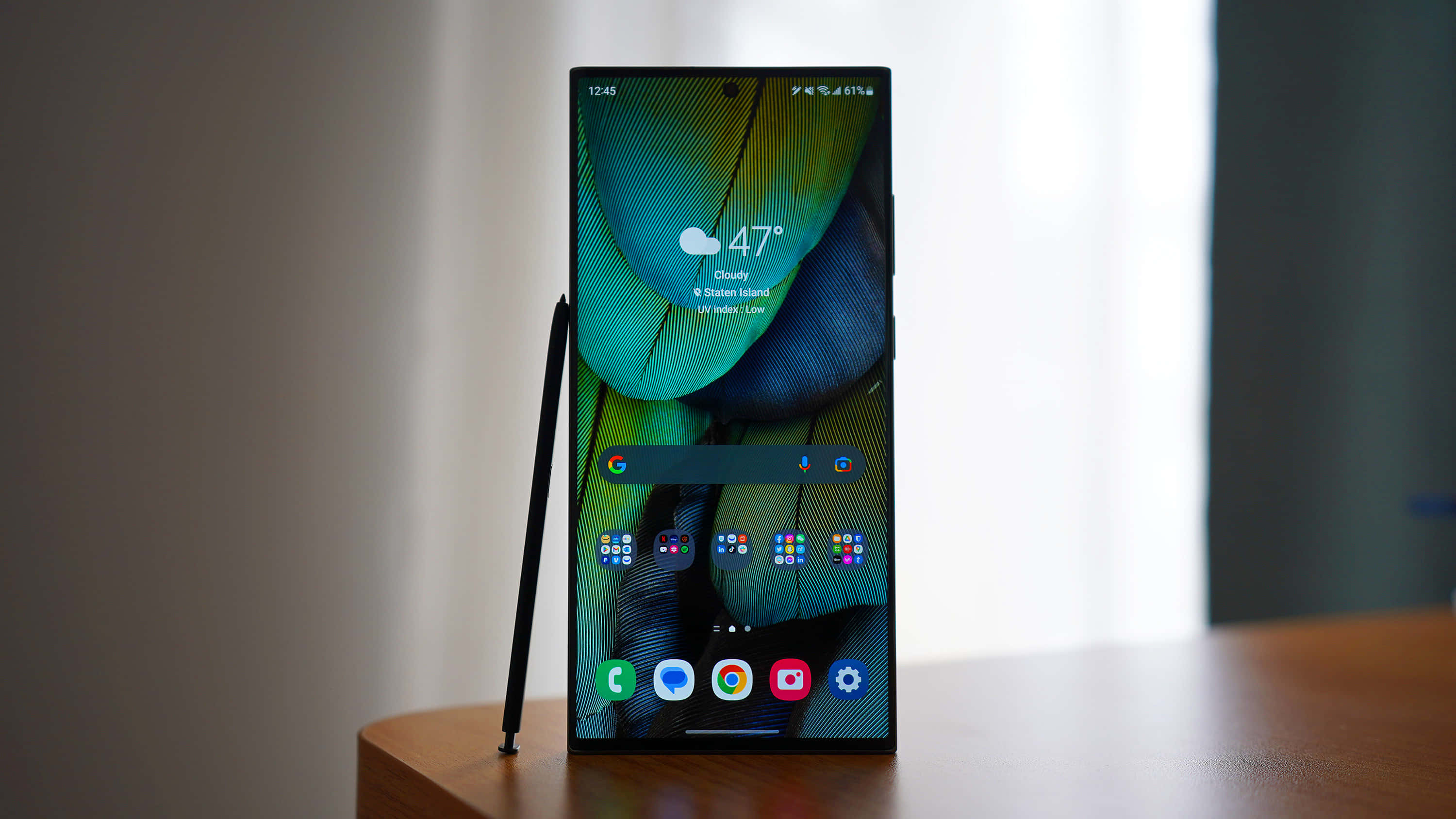 Samsung S23 UltraとSペンが映る 壁紙