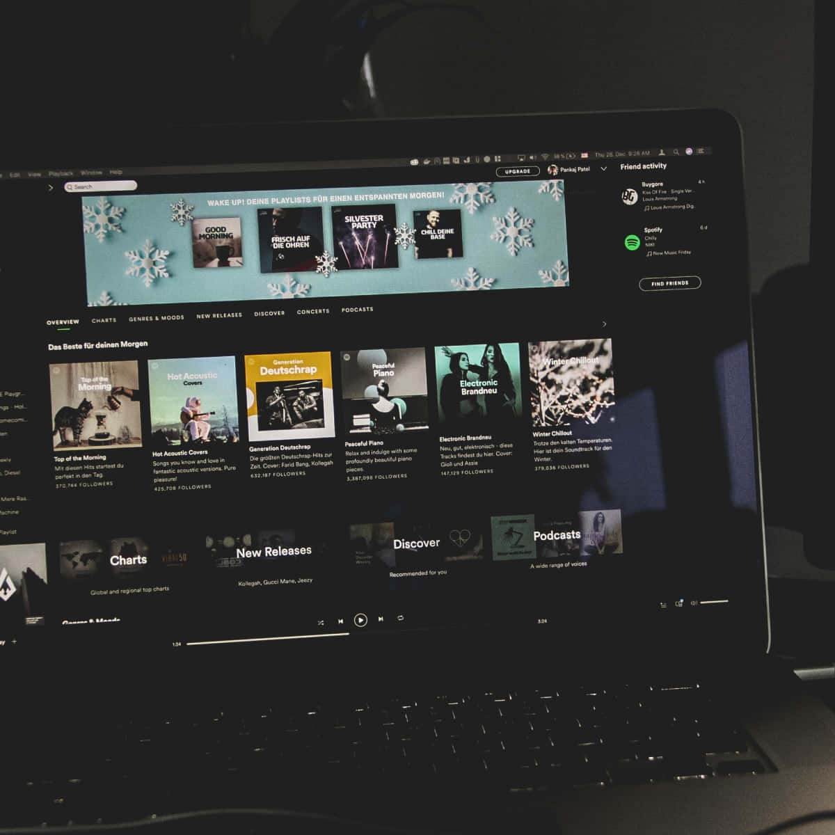 ノートパソコンとSpotifyプレイリストカバーの暗い写真 壁紙