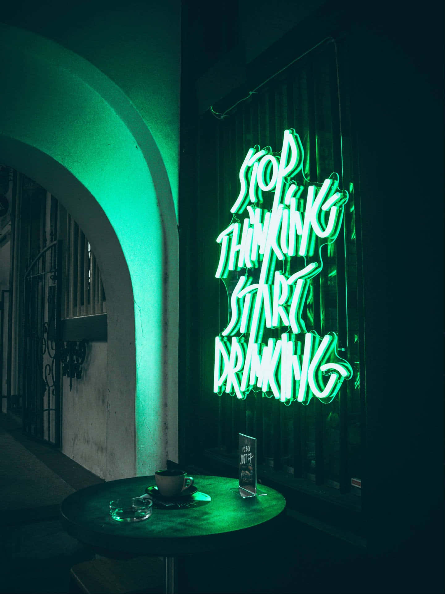 Stop Thinking Start Drinking グリーンLED 壁紙