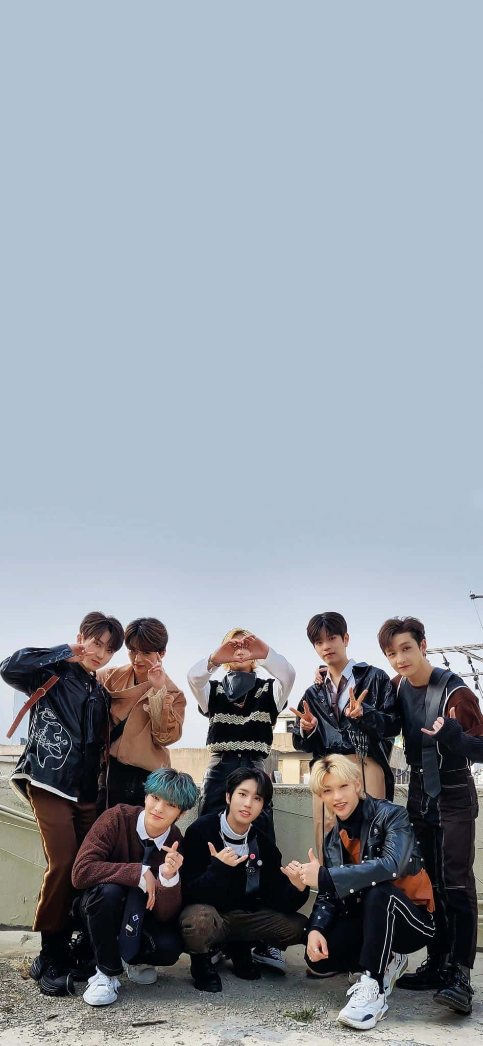 K-POPグループStray Kidsのフィリックスが自信に満ちたポーズ 壁紙