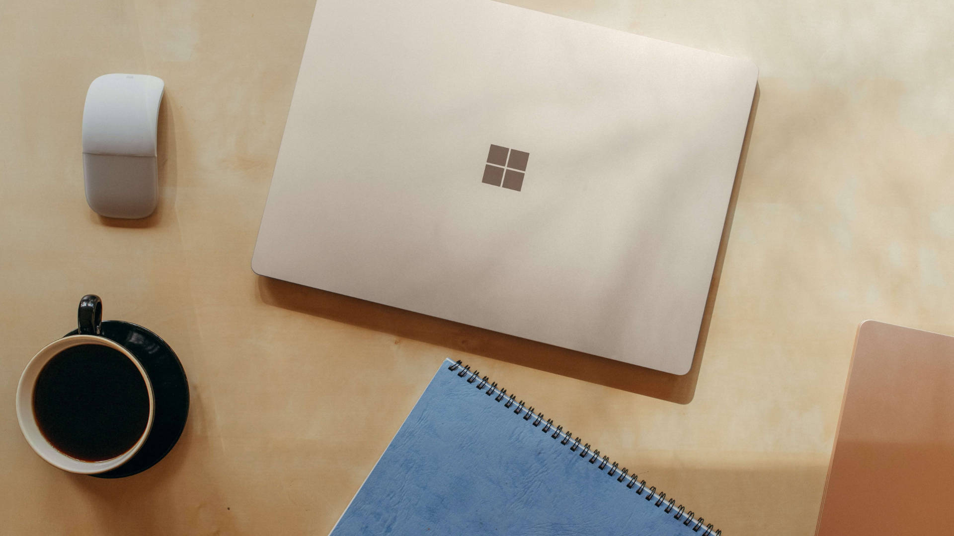 散らばったSurface Pro 壁紙