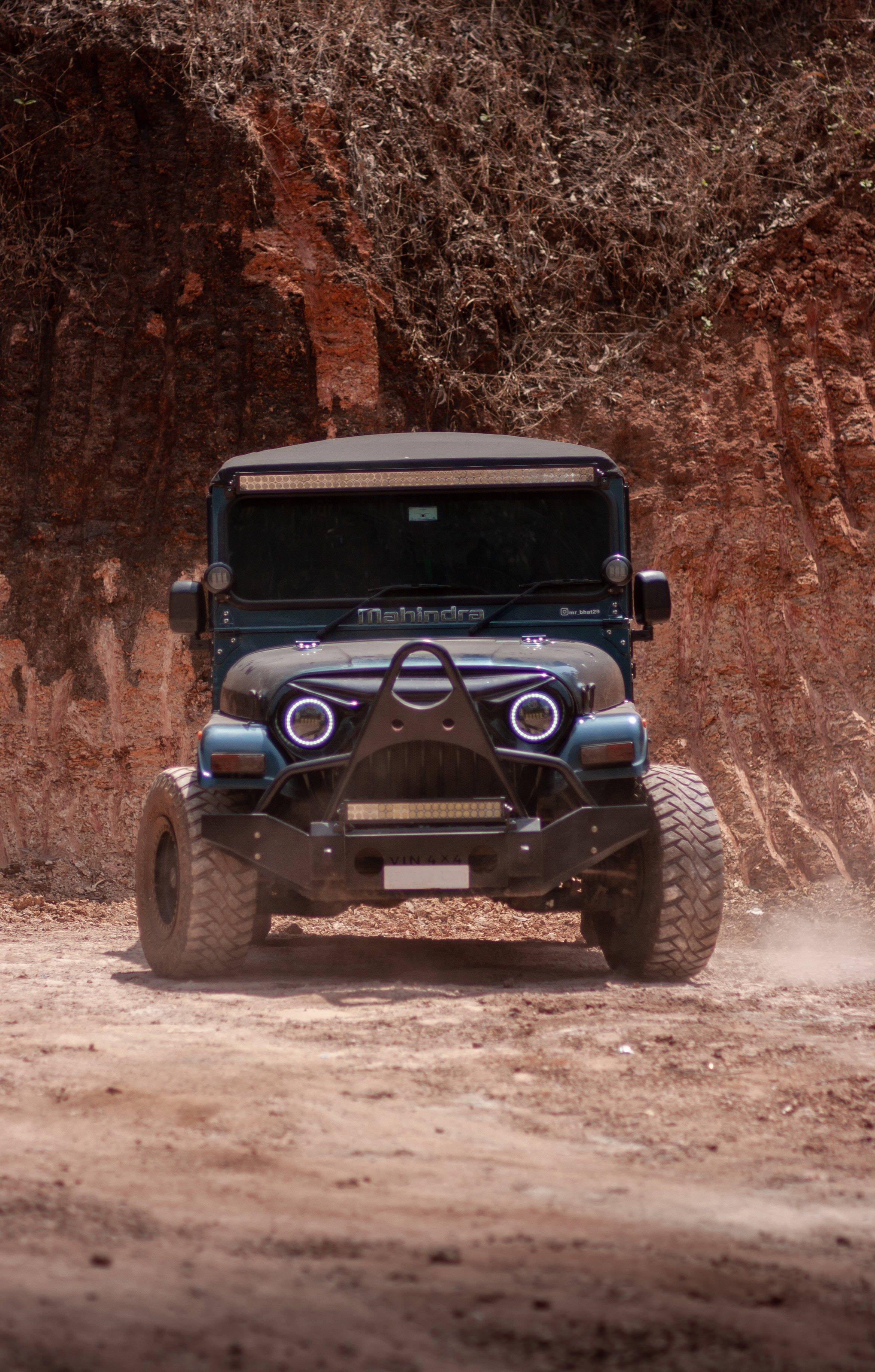 Tinted Mahindra Thar 4K 壁紙