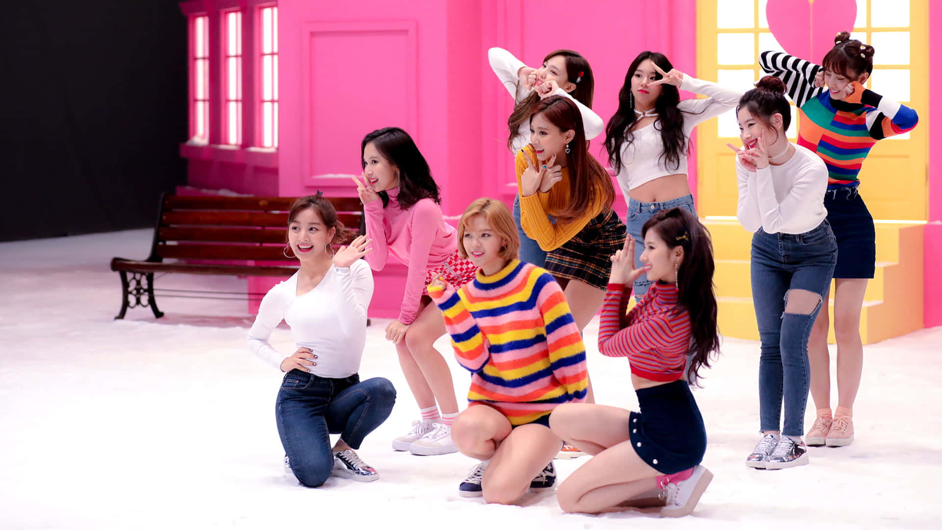 TWICE - 9人のメンバーが揃った圧巻のパフォーマンス 壁紙