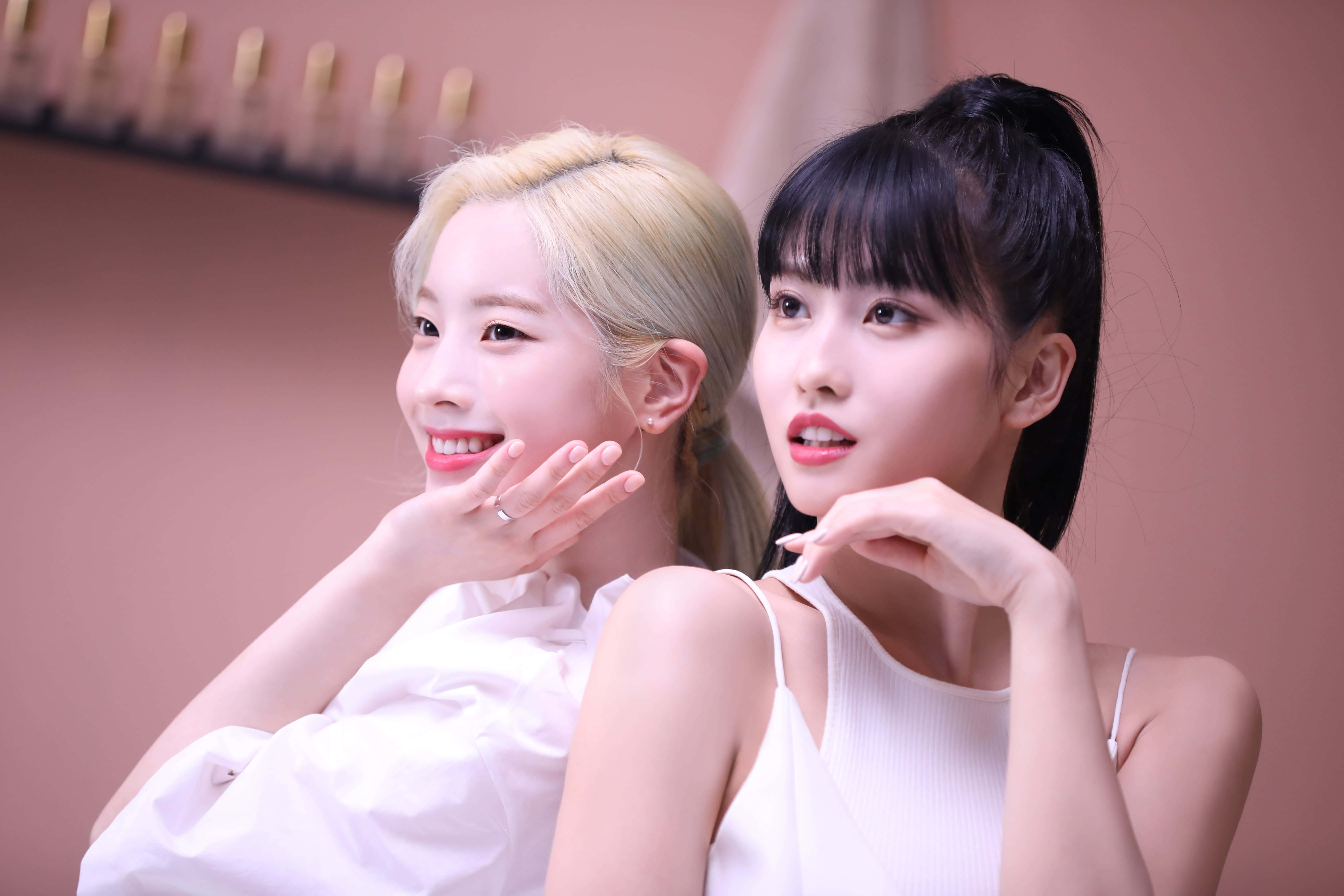 TWICEの魅惑的なグループ写真 壁紙
