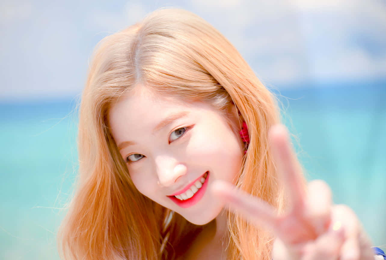 TWICEメンバーがスタイリッシュに決めたグループショット 壁紙