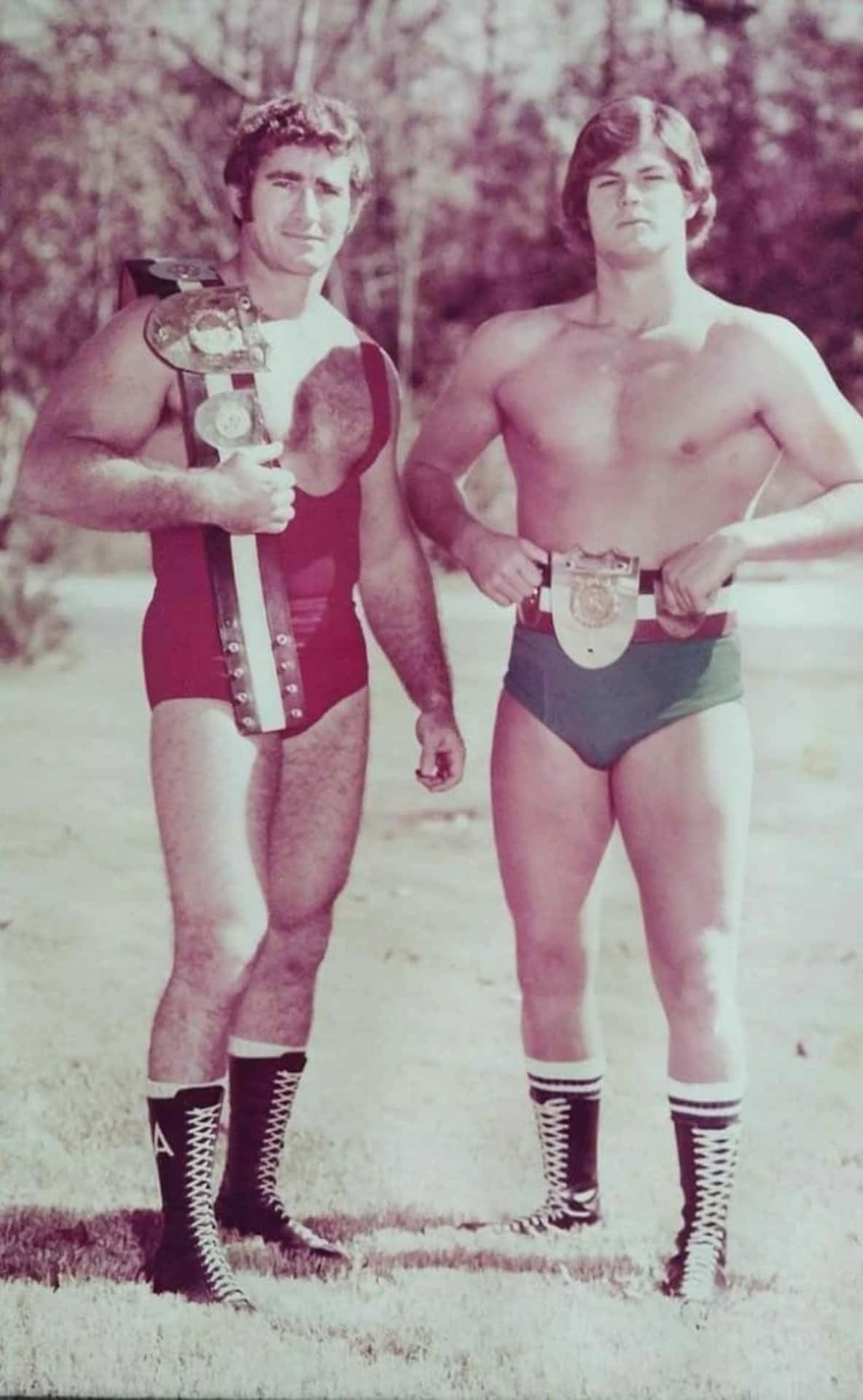 Wrestlers Bob Armstrong And Robert Fuller ヴィンテージ フルショット 壁紙