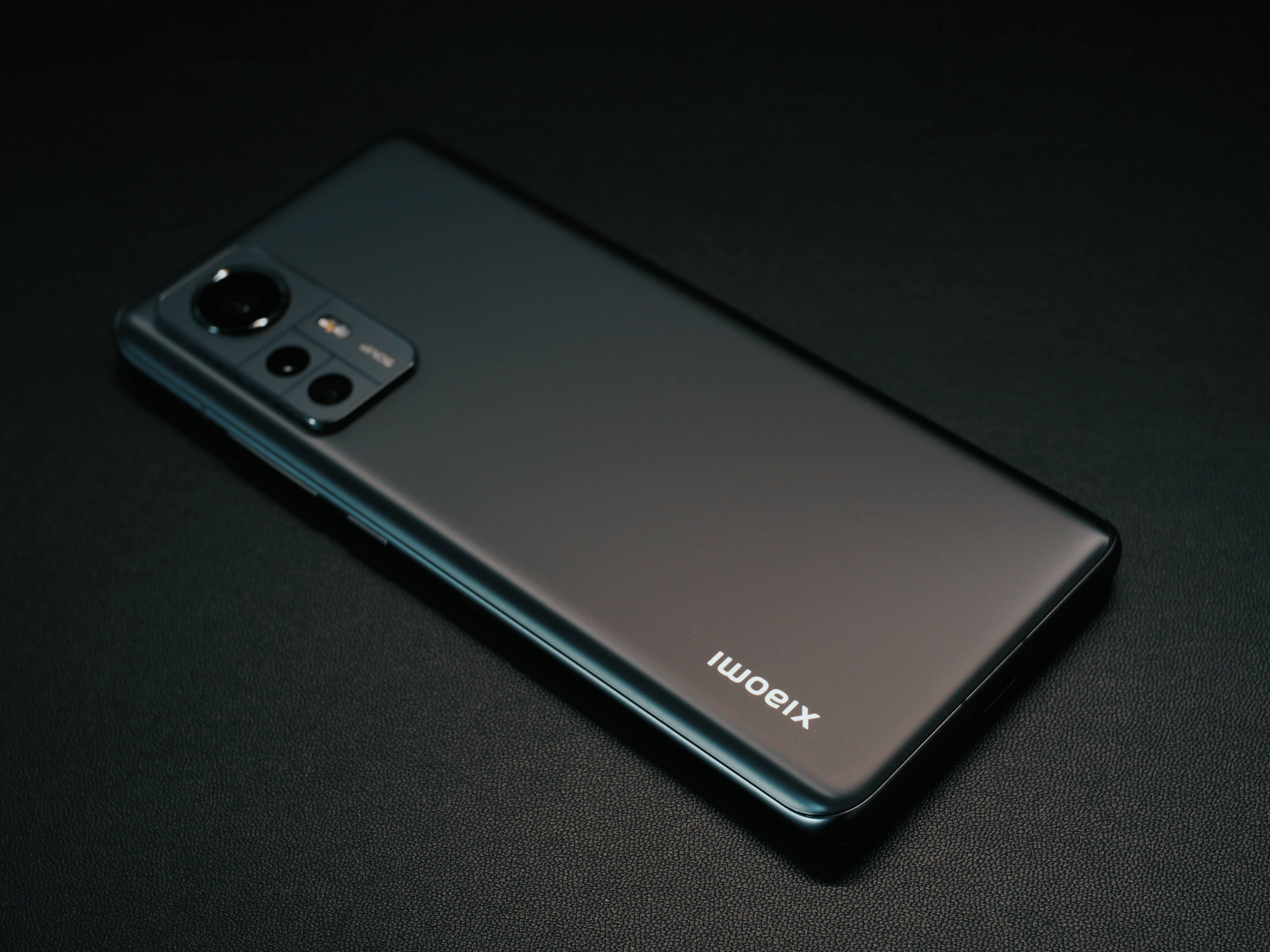 黒いXiaomiスマートフォン 壁紙