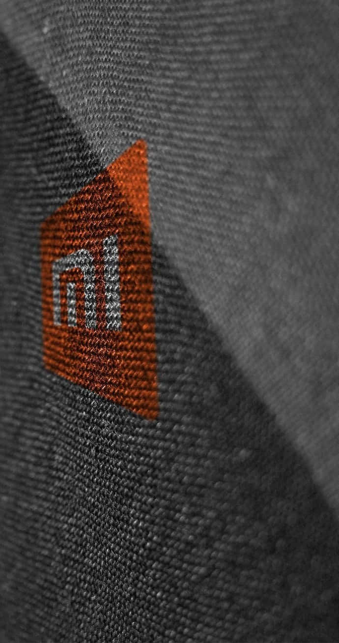 木製背景に置かれたXiaomiスマートフォン 壁紙