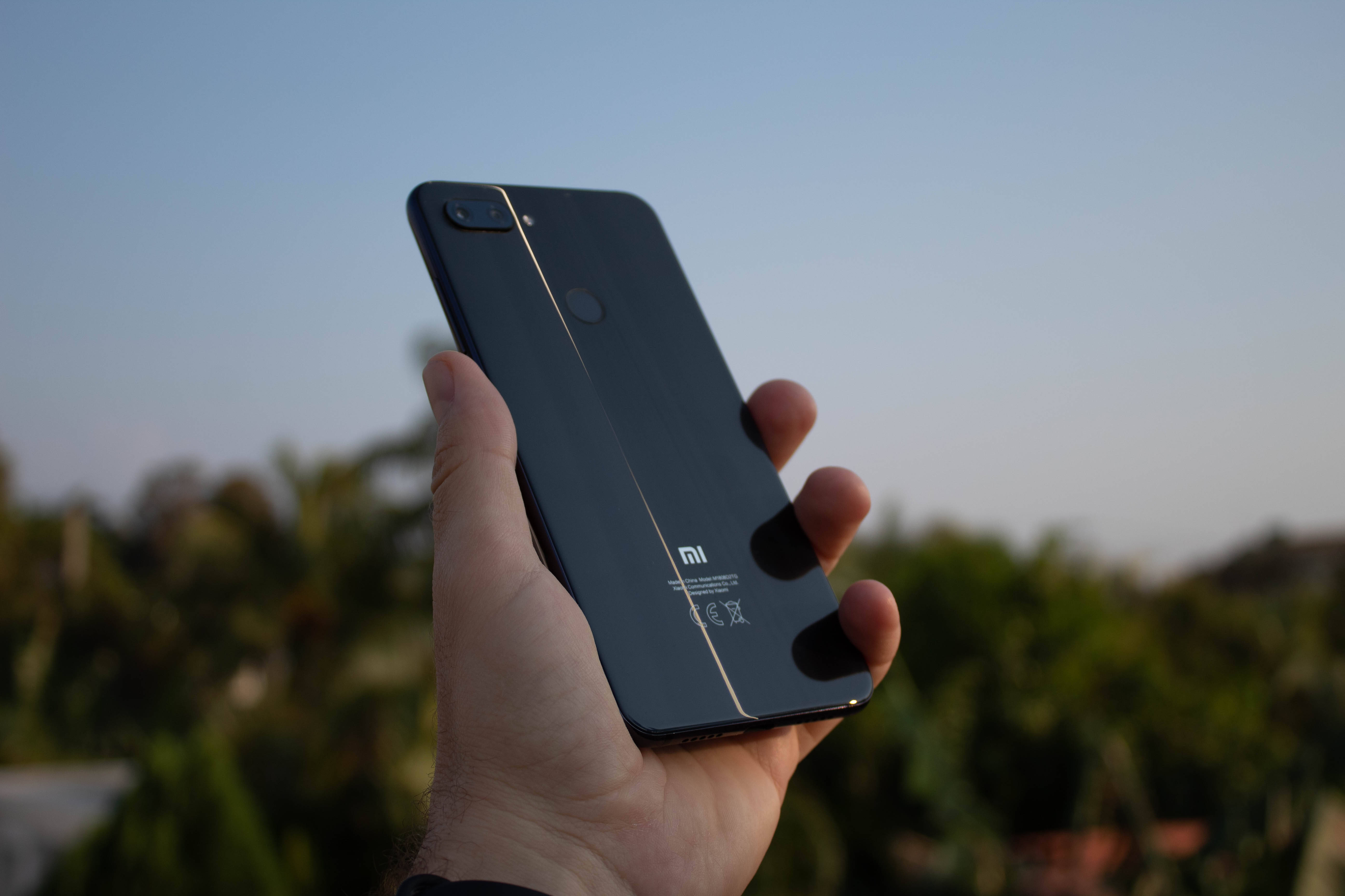 手に持ったXiaomiスマートフォン 壁紙