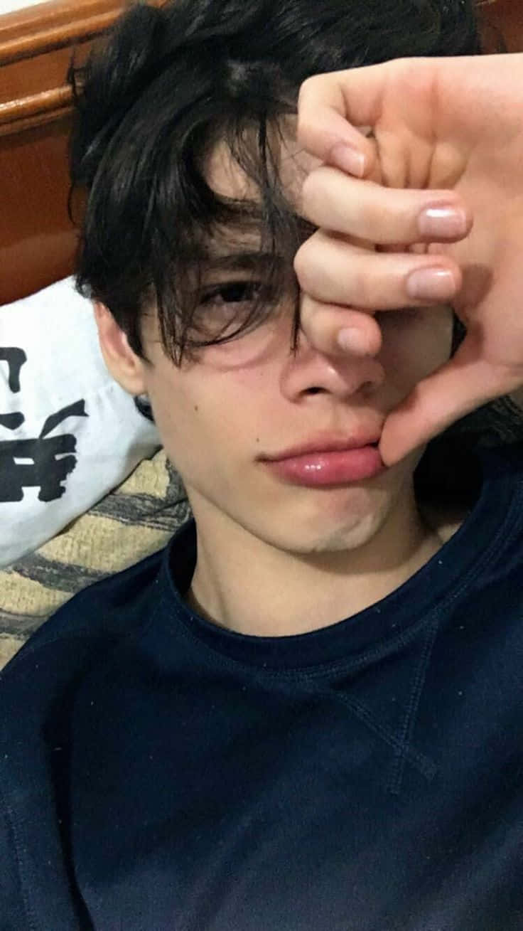 おしゃれな少年、完璧な一枚のためにポーズ 壁紙