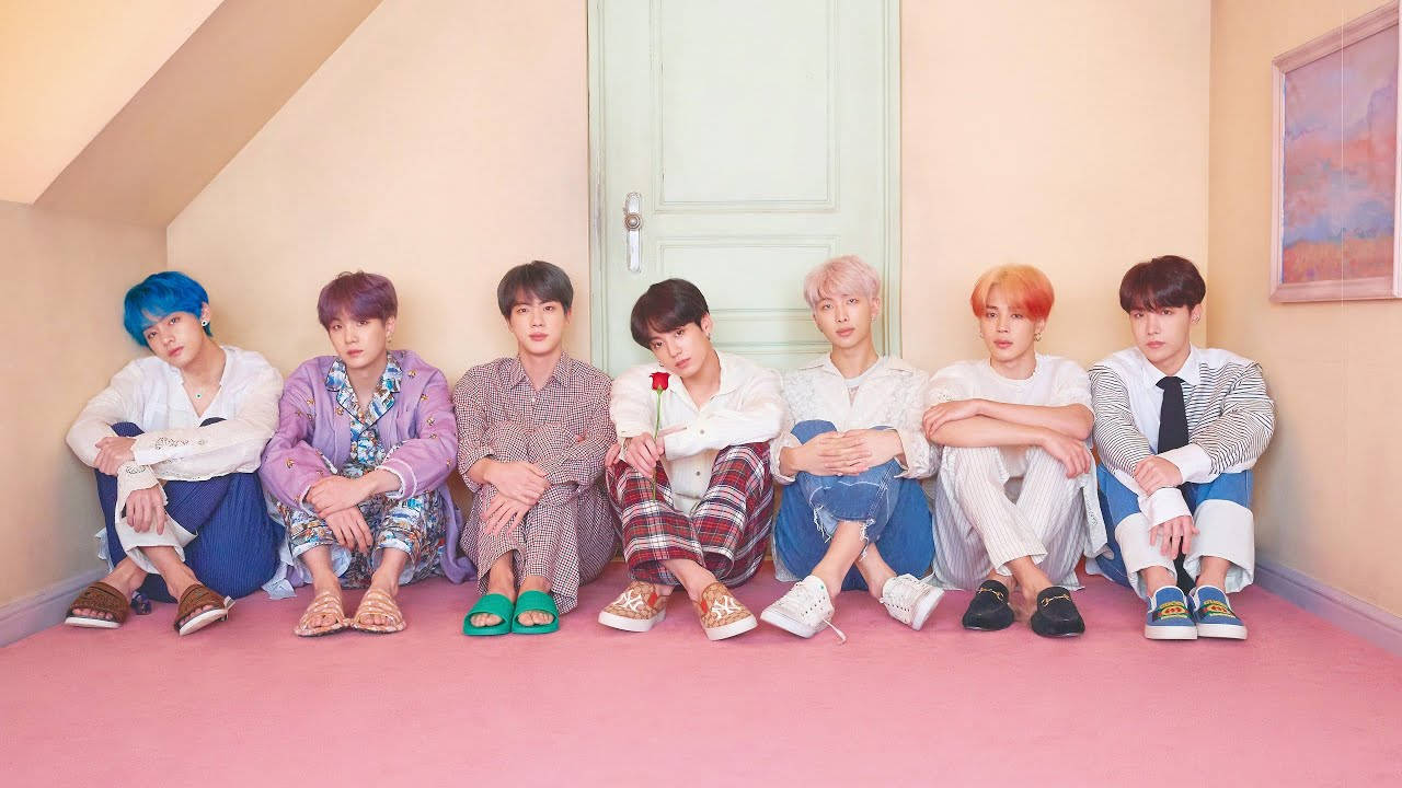 かわいいBTSが屋根裏で一緒に座っている 壁紙