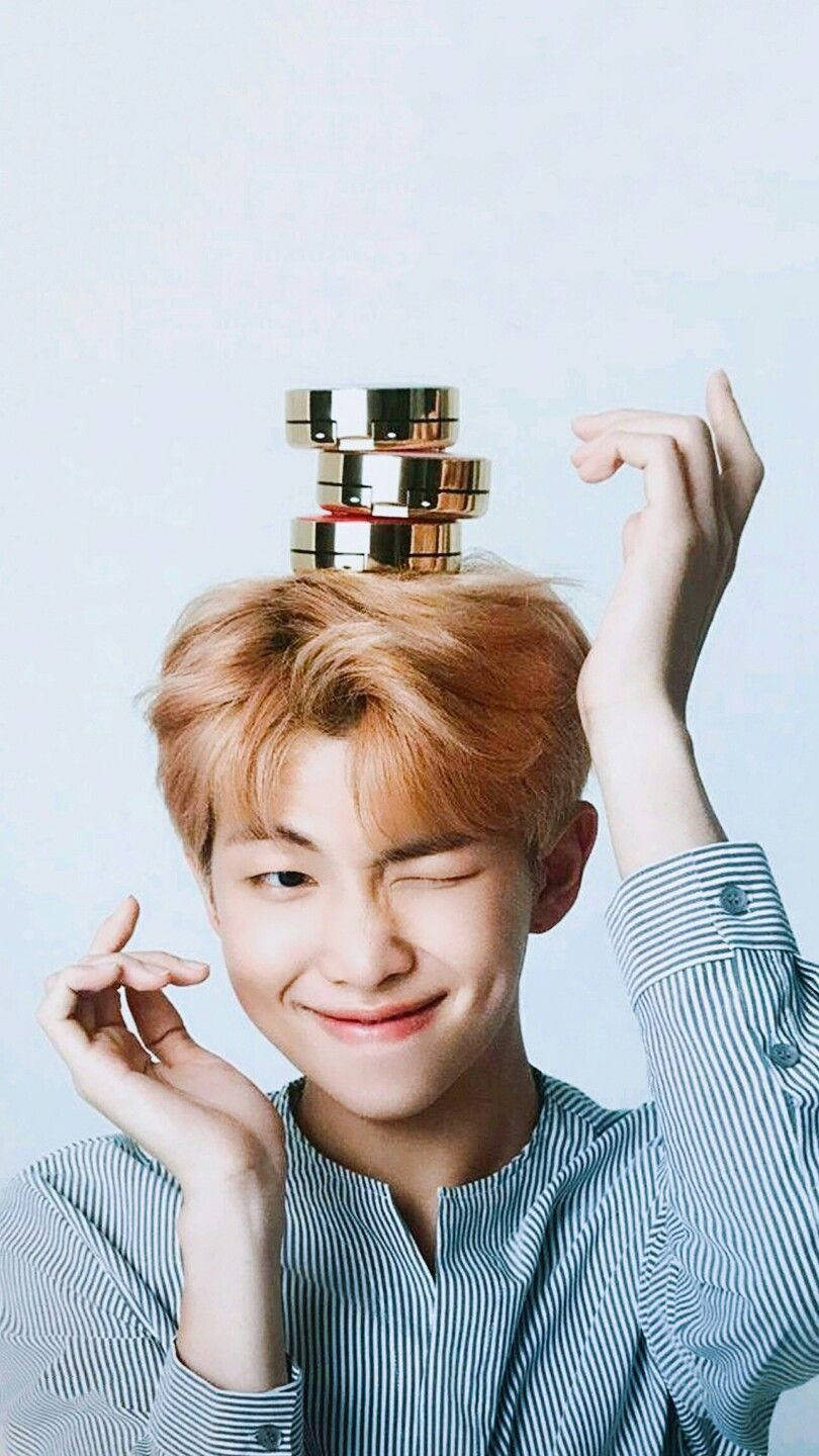 かわいいBTSのRMがコンパクトを頭に乗せている 壁紙