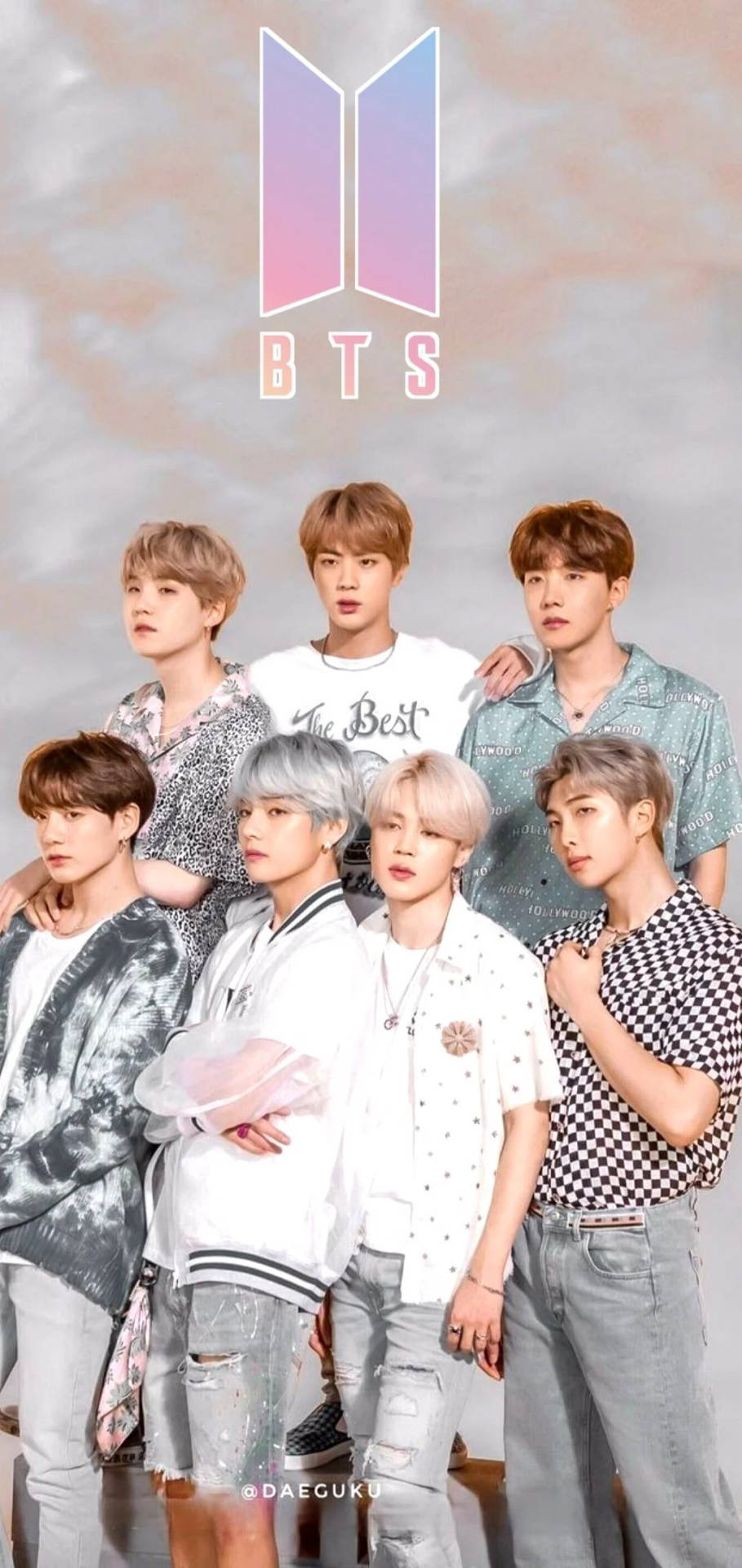かわいいBTSグループがBTSロゴの下でポーズ