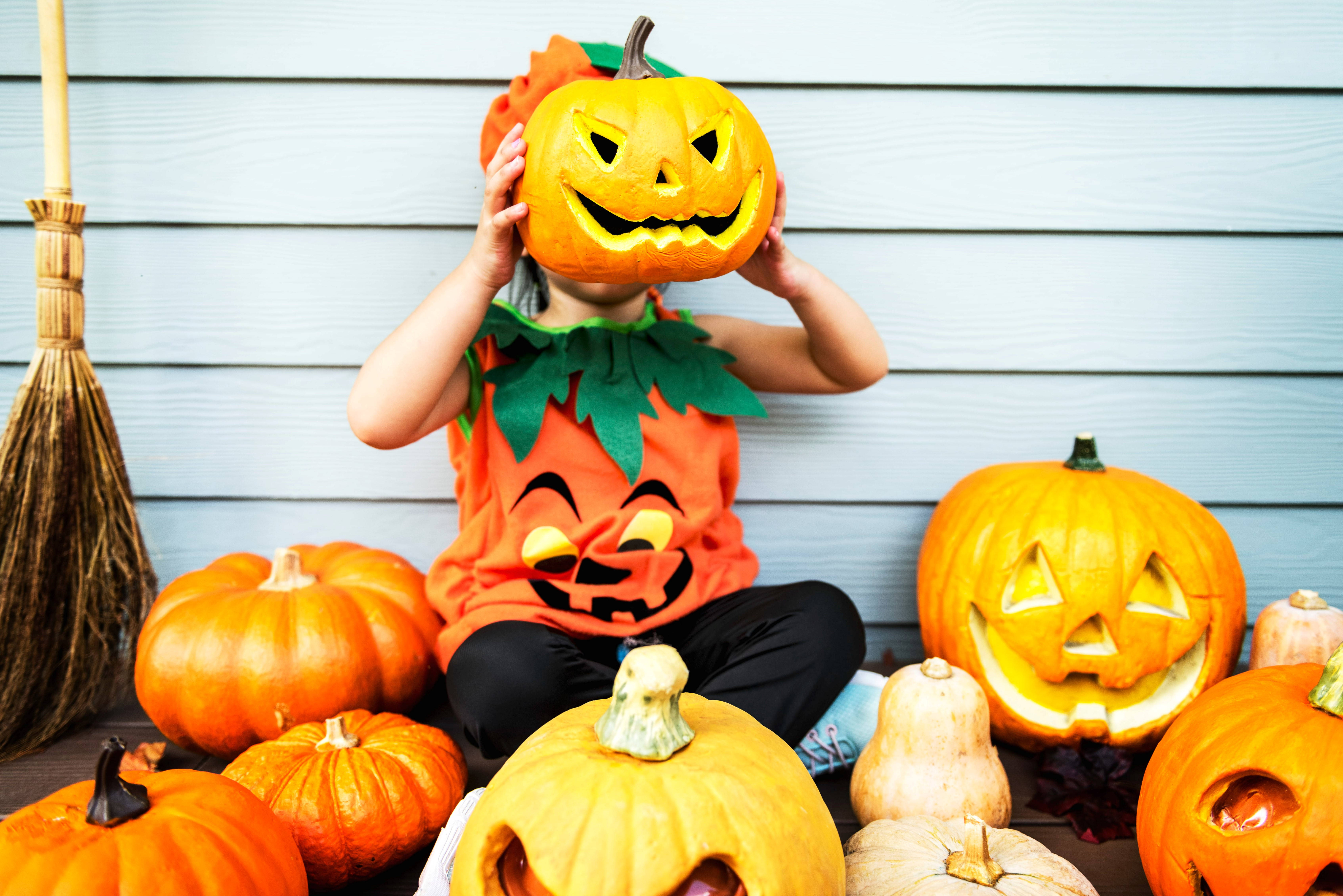 かわいいハロウィンの子供 ジャック・オー・ランタンスーツ 壁紙