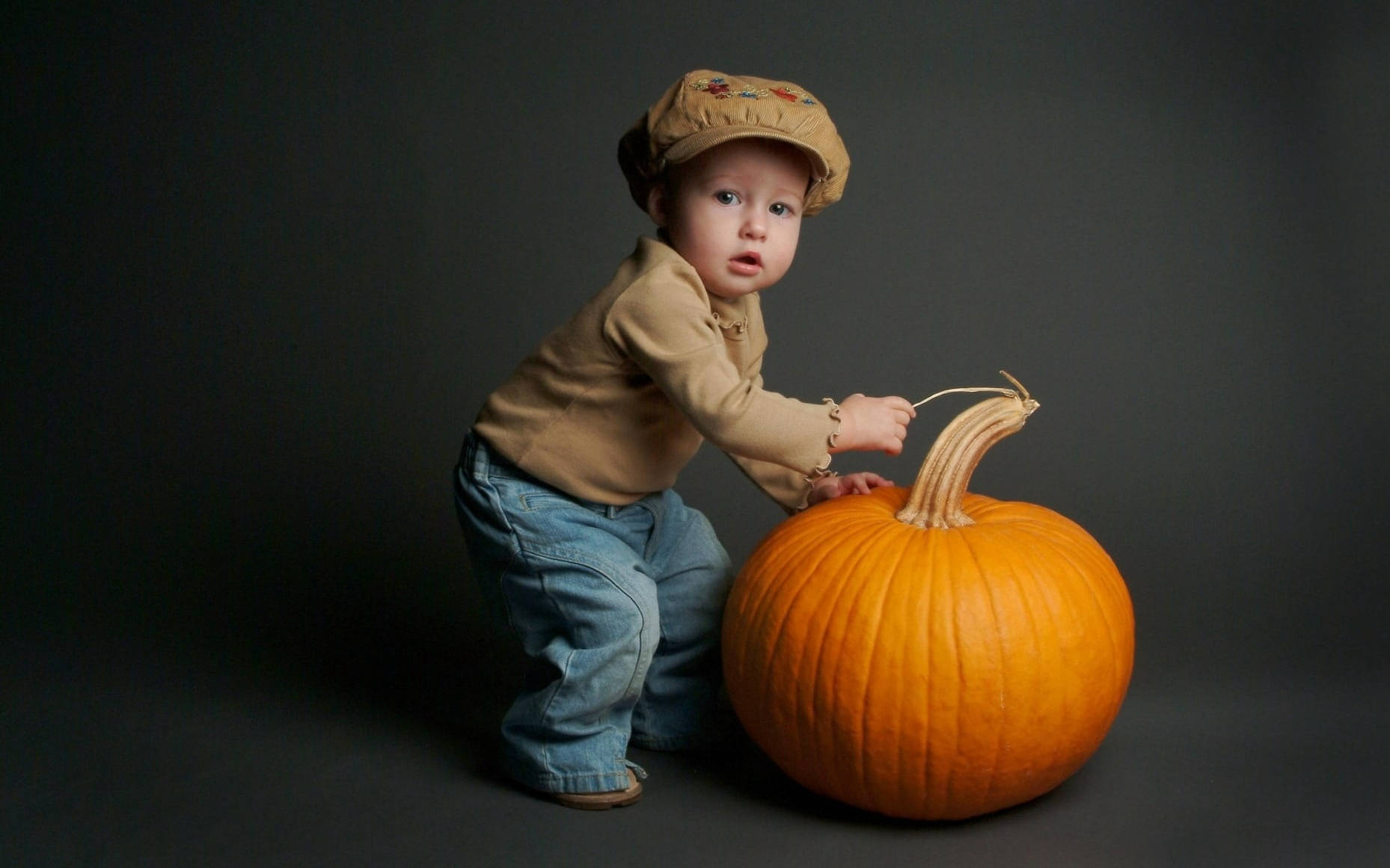 かわいいハロウィンの幼児とカボチャ 壁紙
