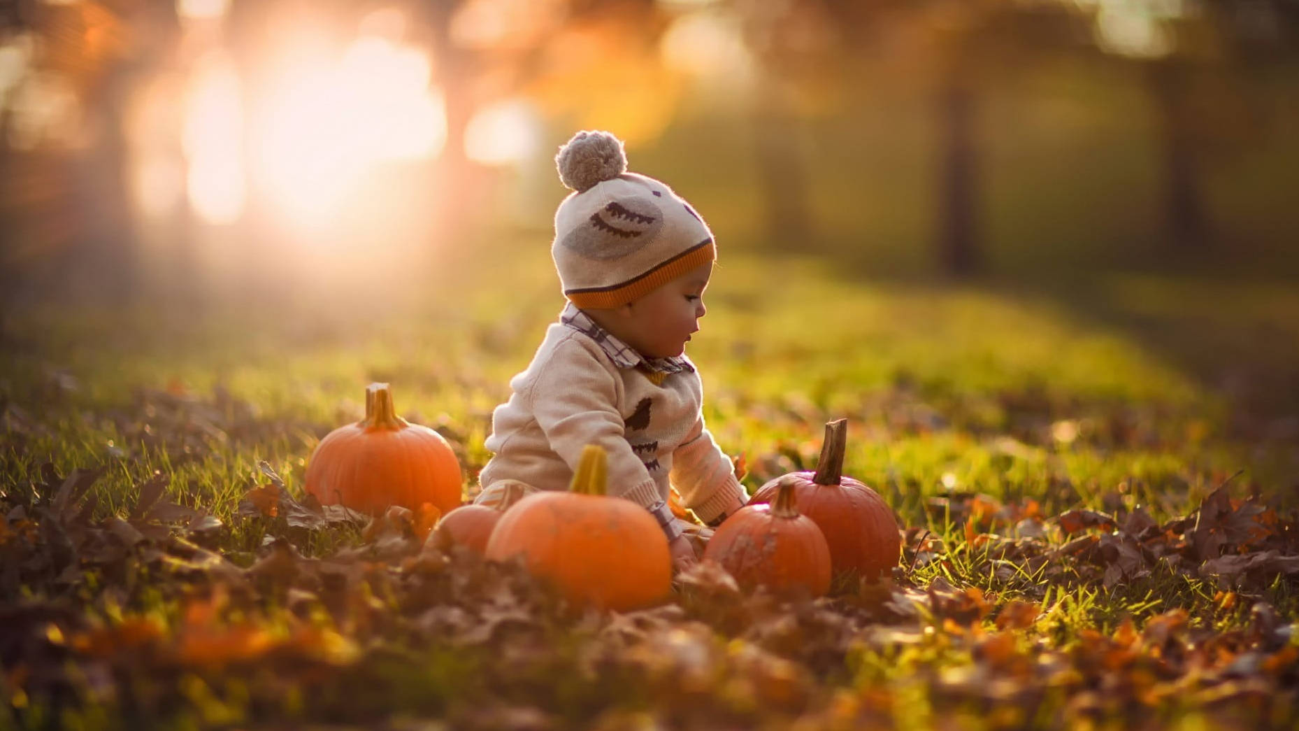 かわいいハロウィンの赤ちゃんが公園で 壁紙