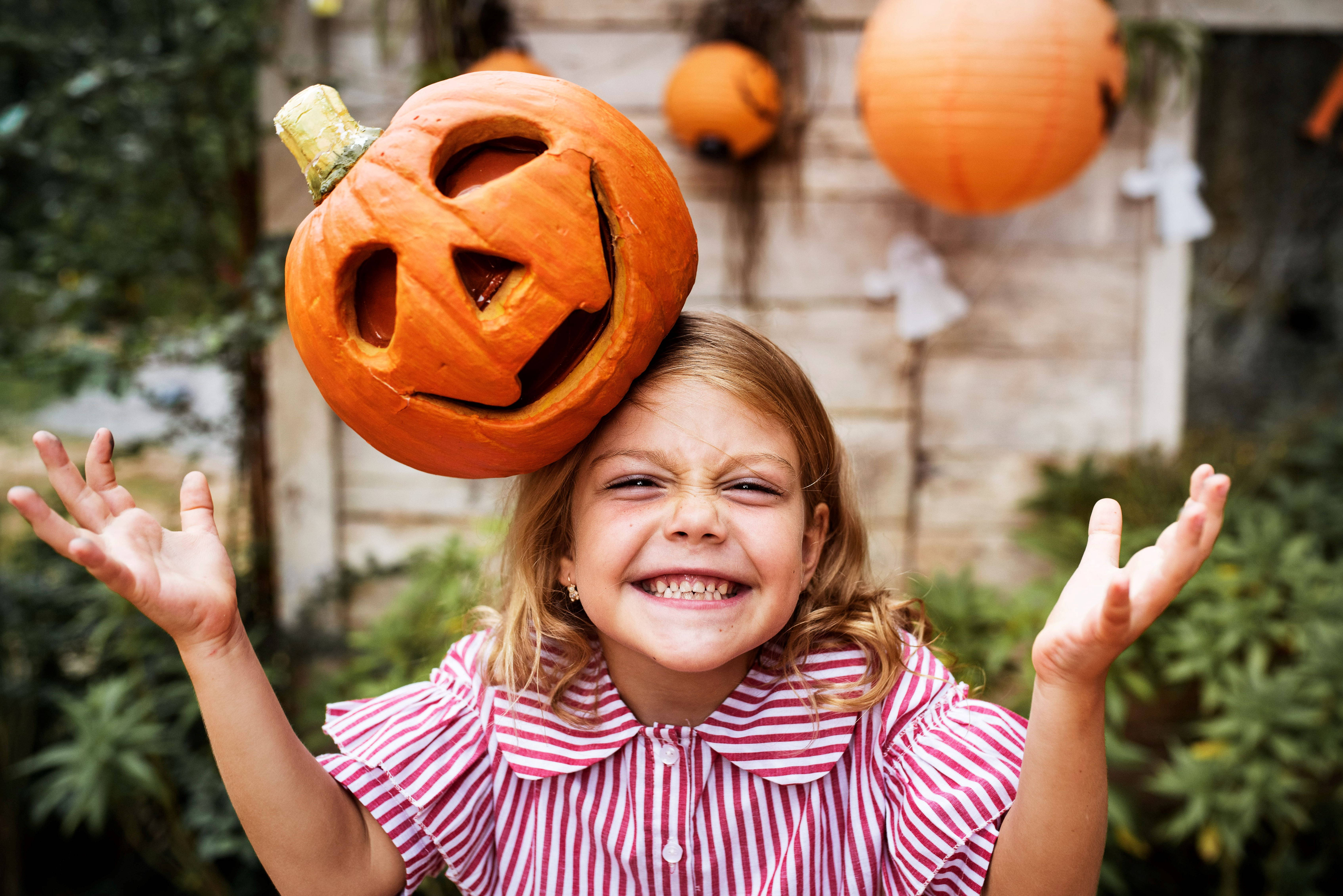 かわいいハロウィンカボチャが女の子の頭の上に 壁紙