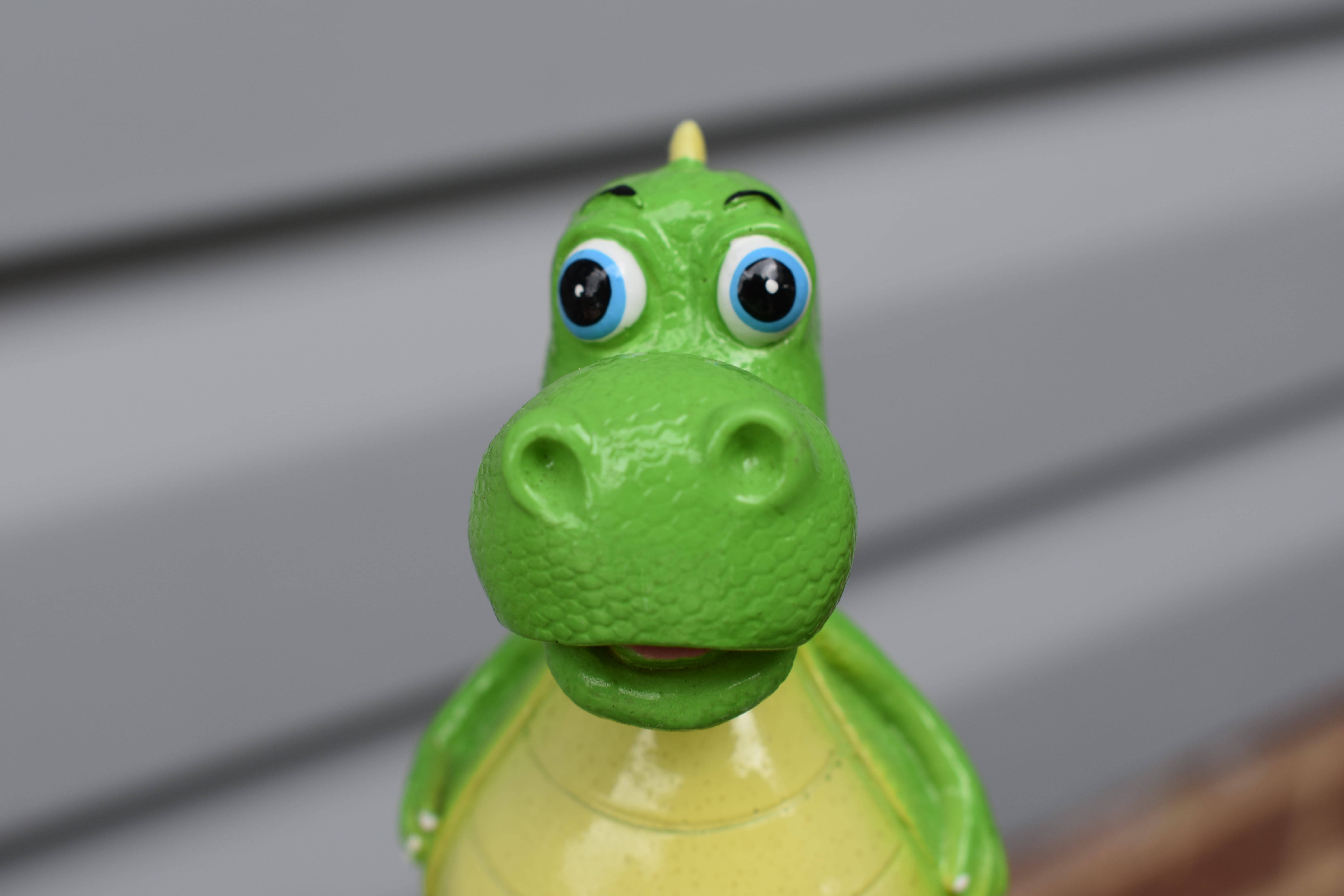 かわいい恐竜のおもちゃのクローズアップショット 壁紙